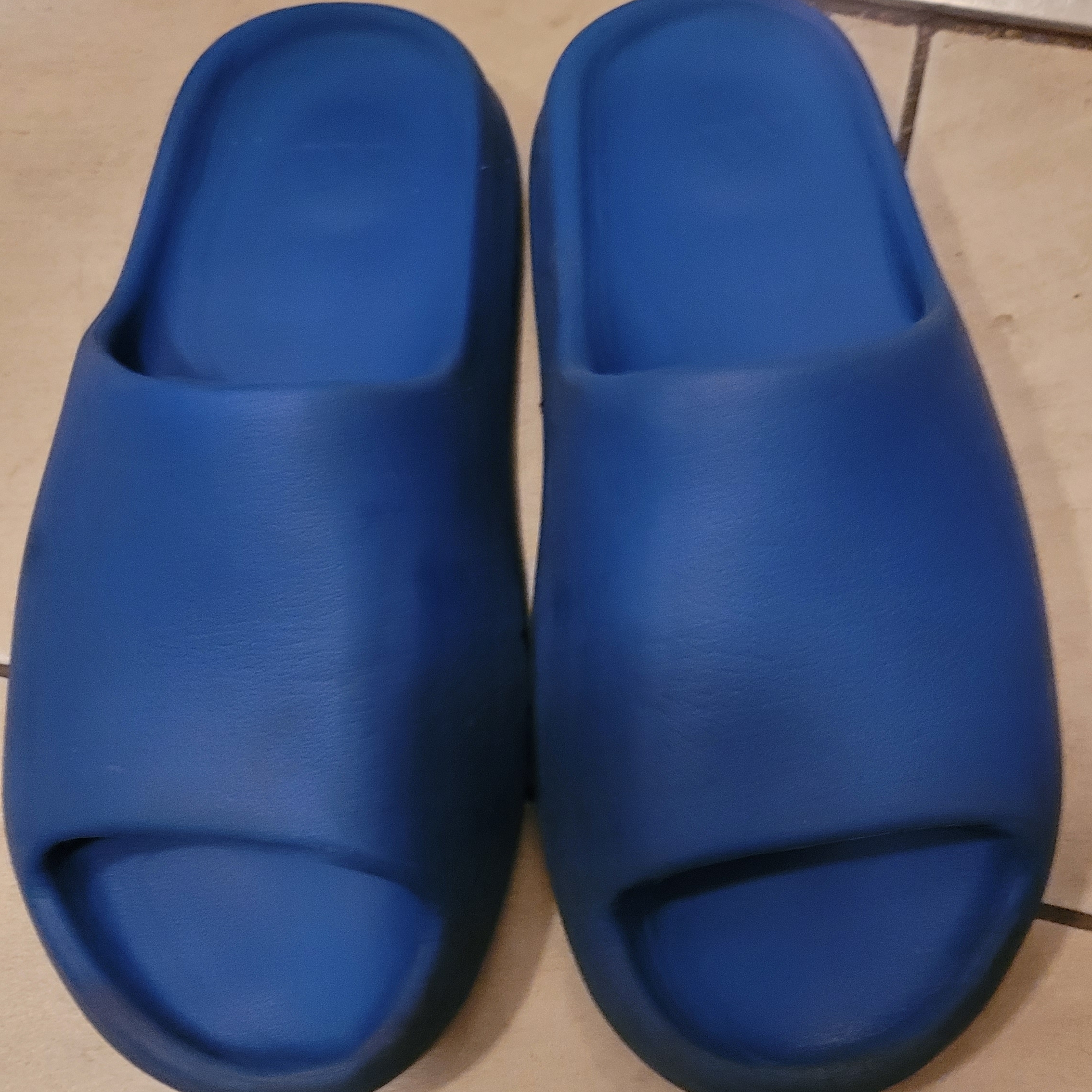 Adidas Yeezy Slide Azure 착용 스타일