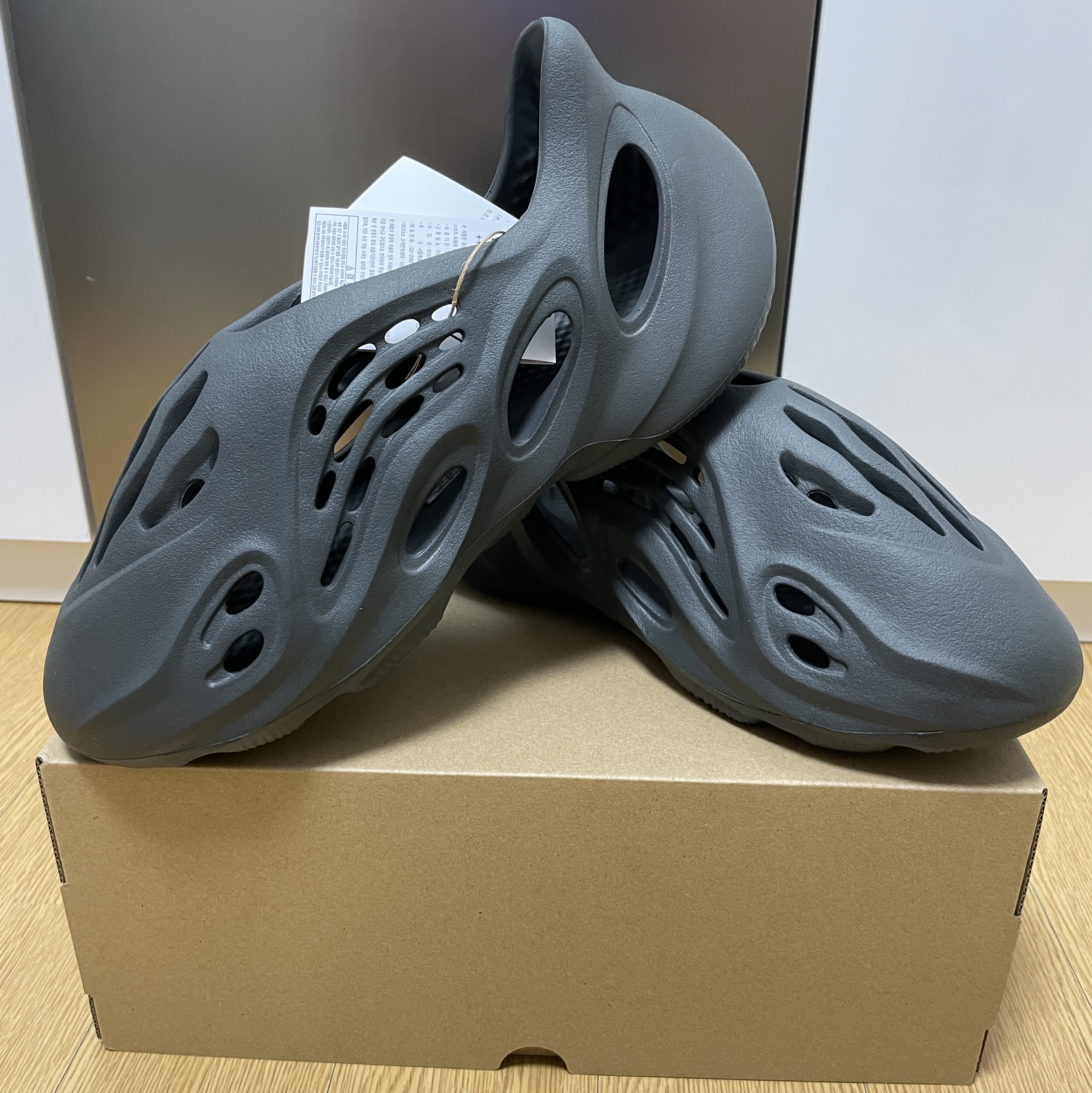 Adidas Yeezy Foam RNNR Carbon, Adidas Yeezy Boost 350 V2 Bone 착용 스타일 - 1