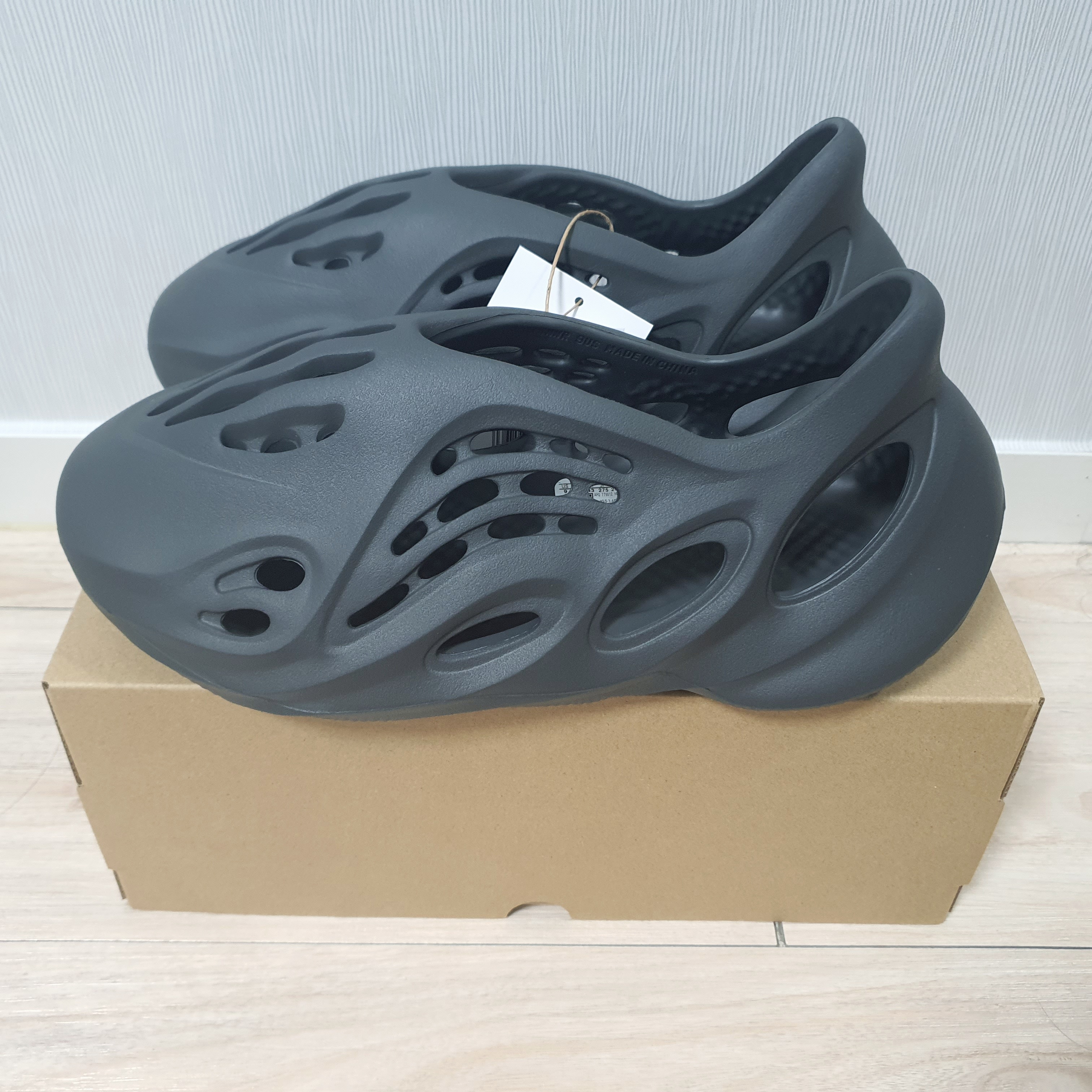 Adidas Yeezy Foam RNNR Onyx 착용 스타일