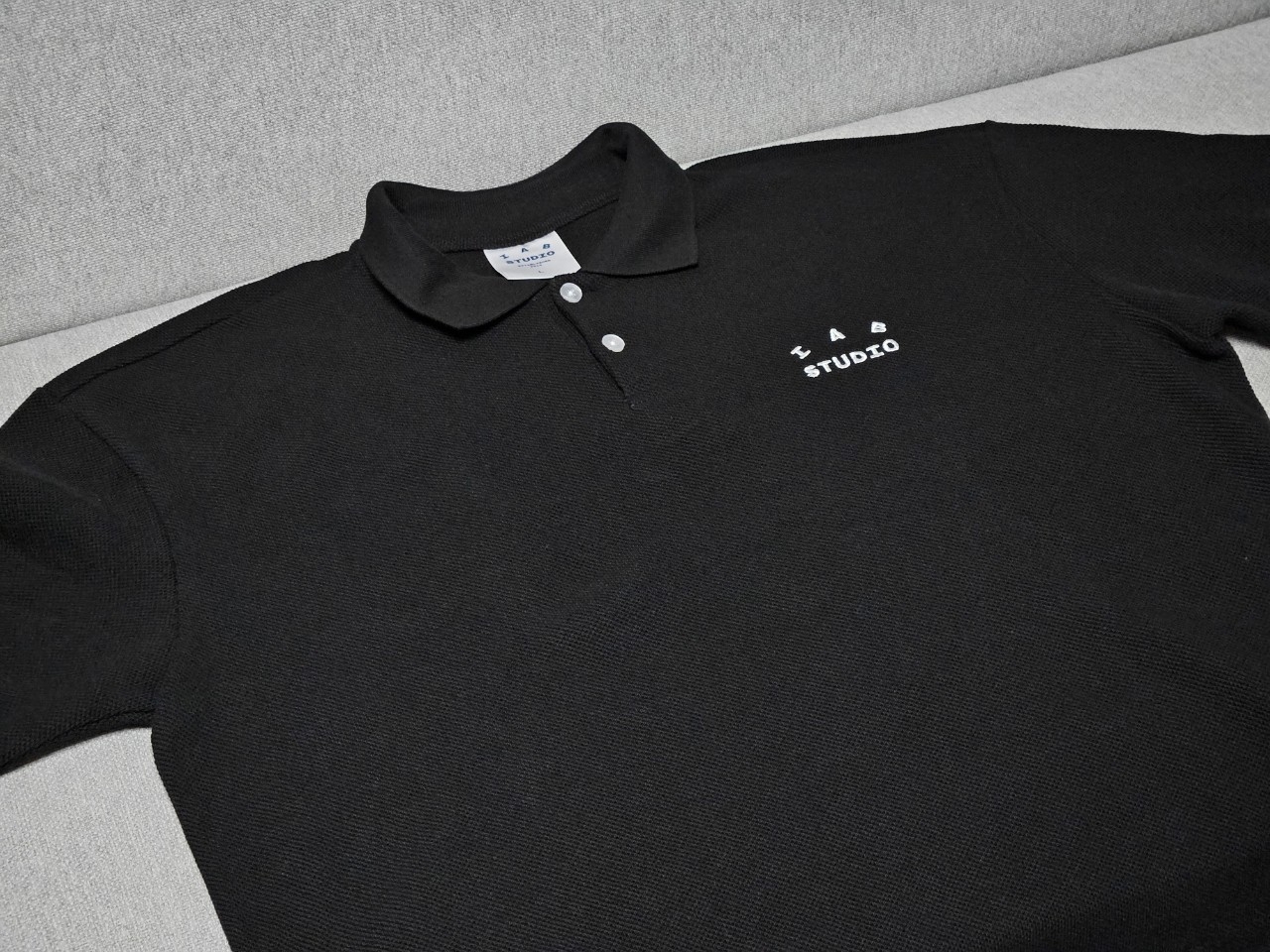 IAB Studio Cropped Pique Shirt Black - The Hyundai Seoul Exclusive 착용 스타일 - 3