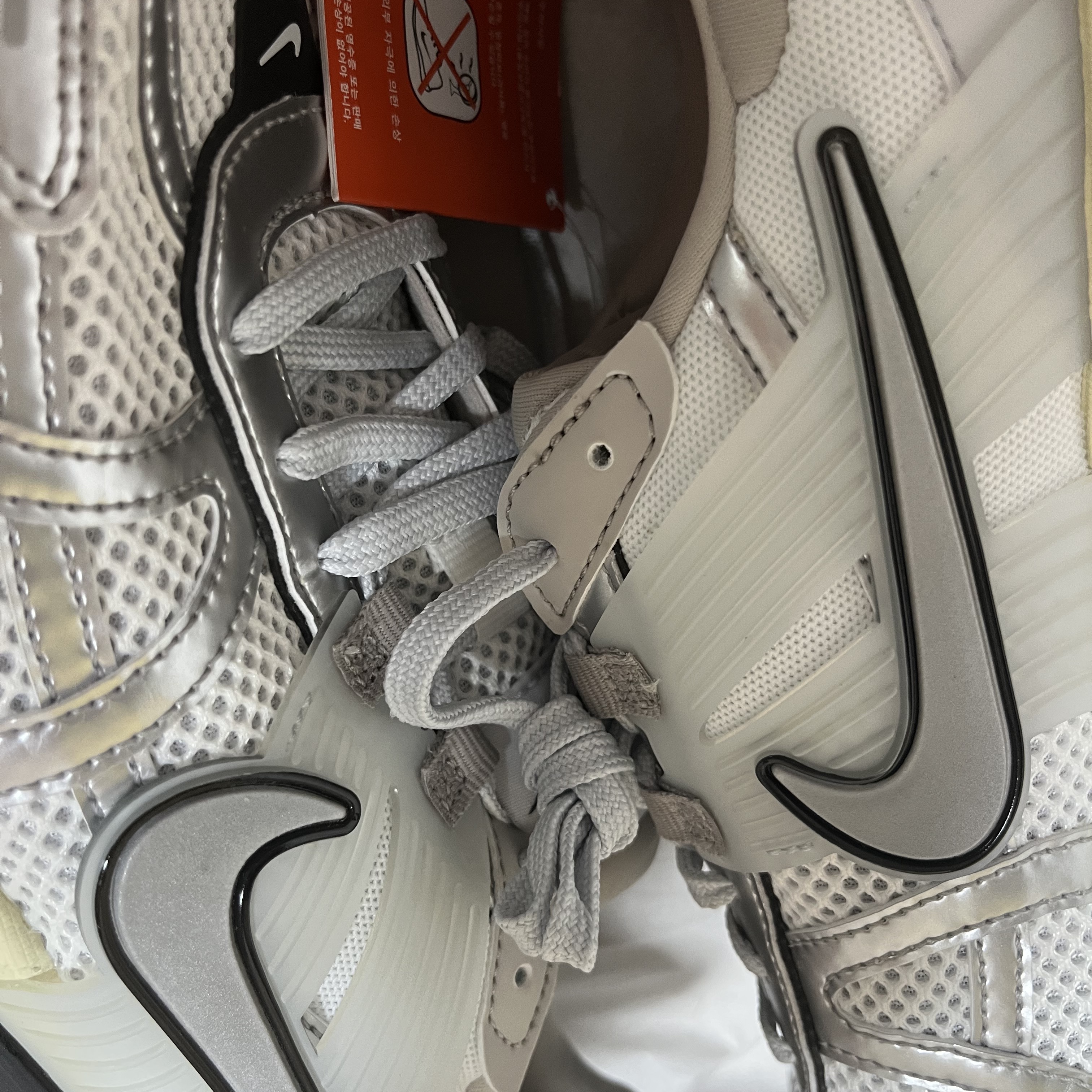 Nike V2K Run Summit White Metallic Silver 착용 스타일