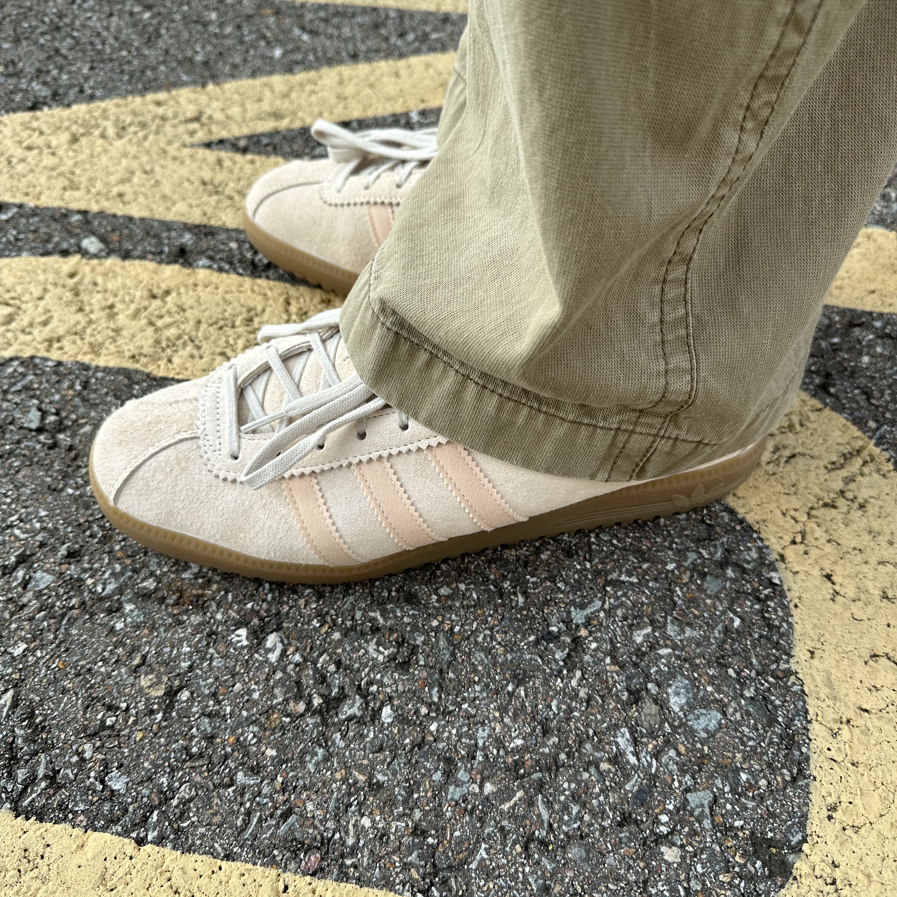 Adidas Bermuda Wonder White 착용 스타일 - 2