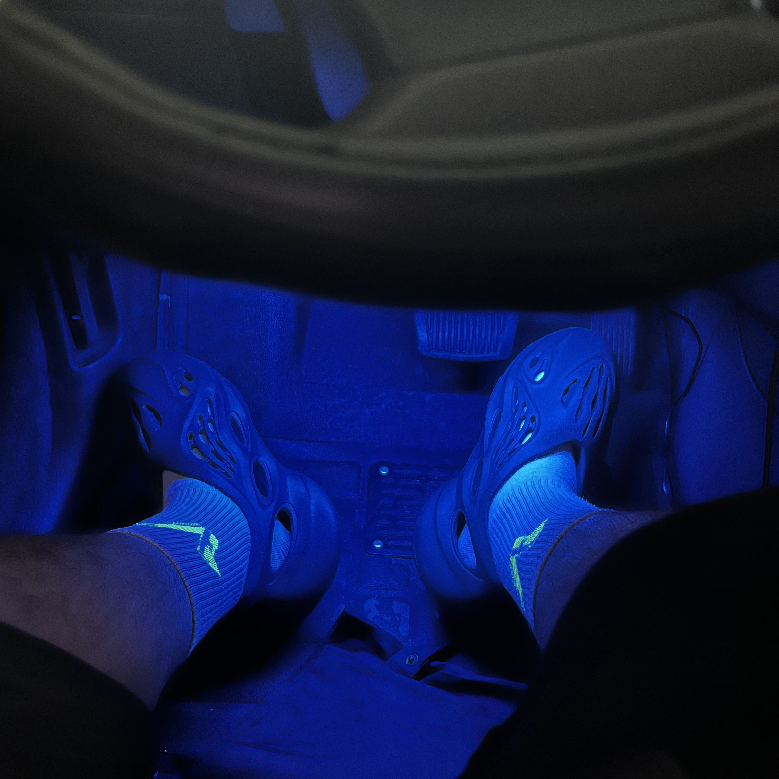 Adidas Yeezy Foam RNNR Carbon 착용 스타일