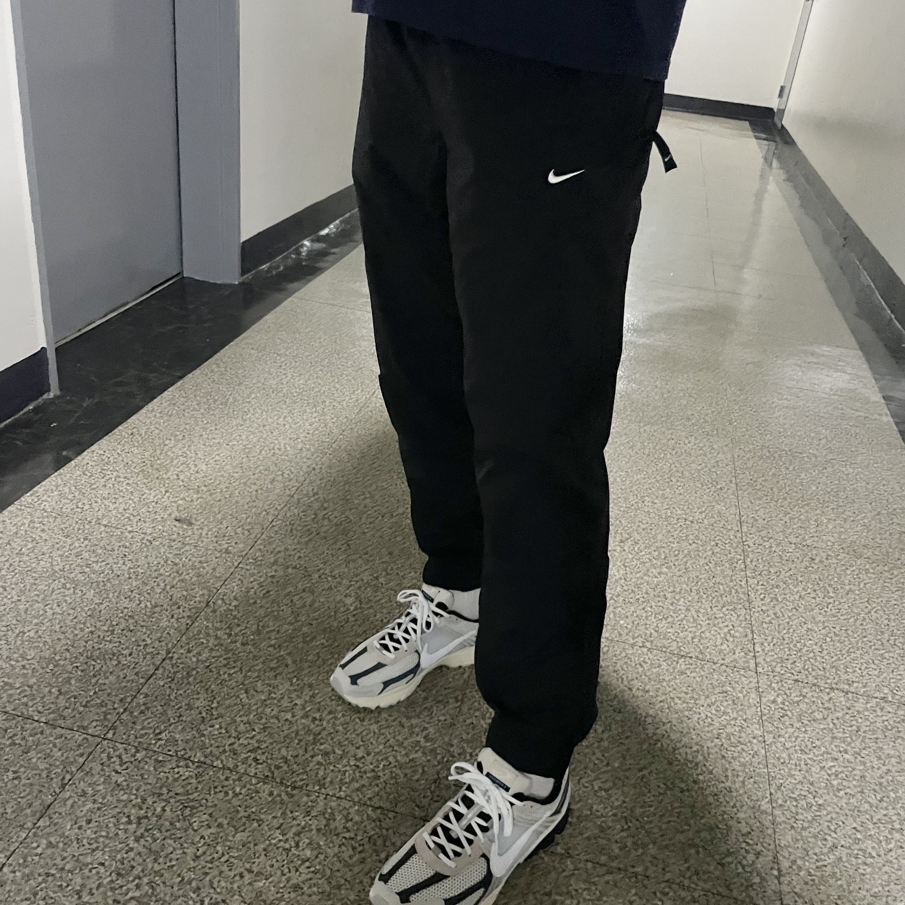 Nike Zoom Vomero 5 Light Bone and Black 착용 스타일