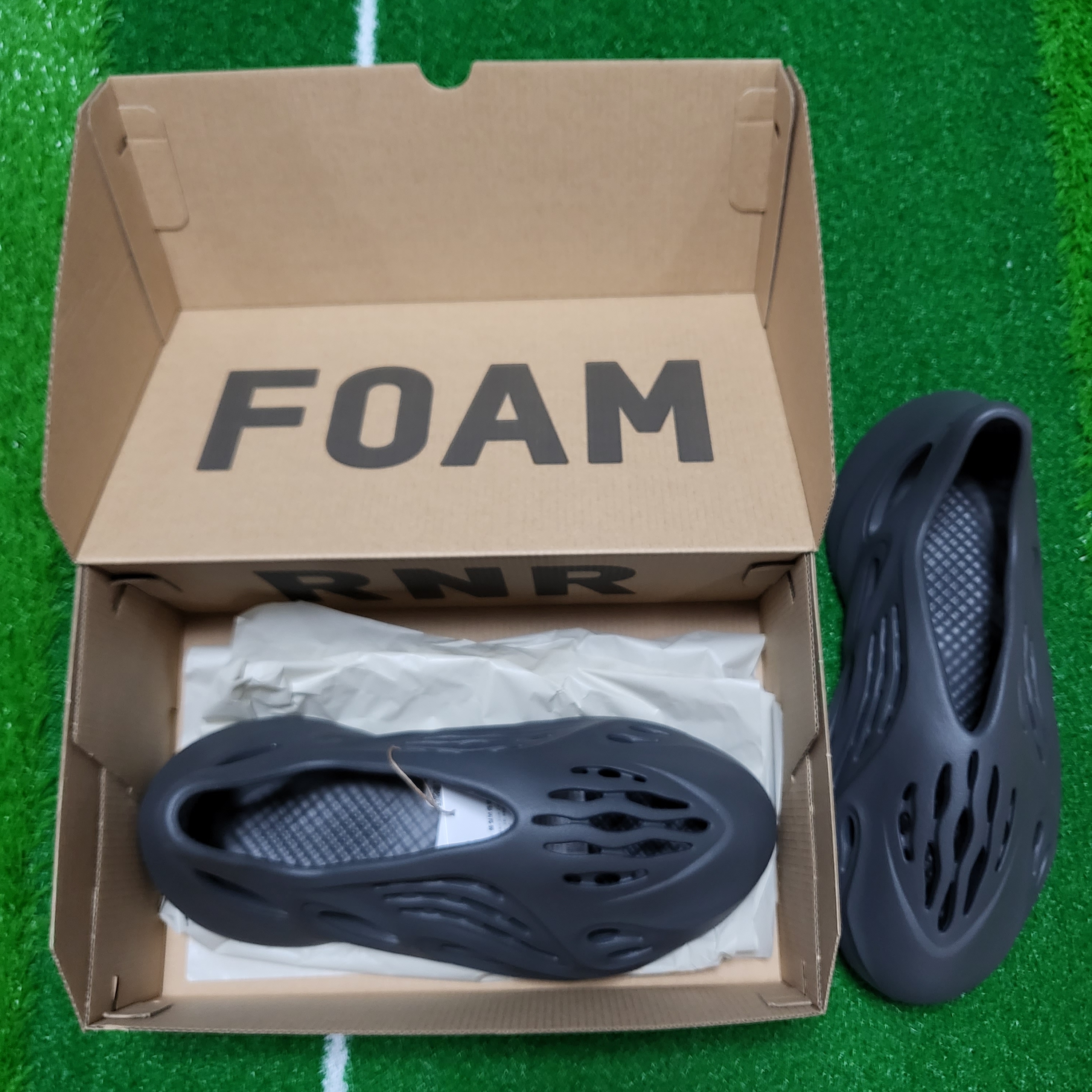 Adidas Yeezy Foam RNNR Carbon 착용 스타일