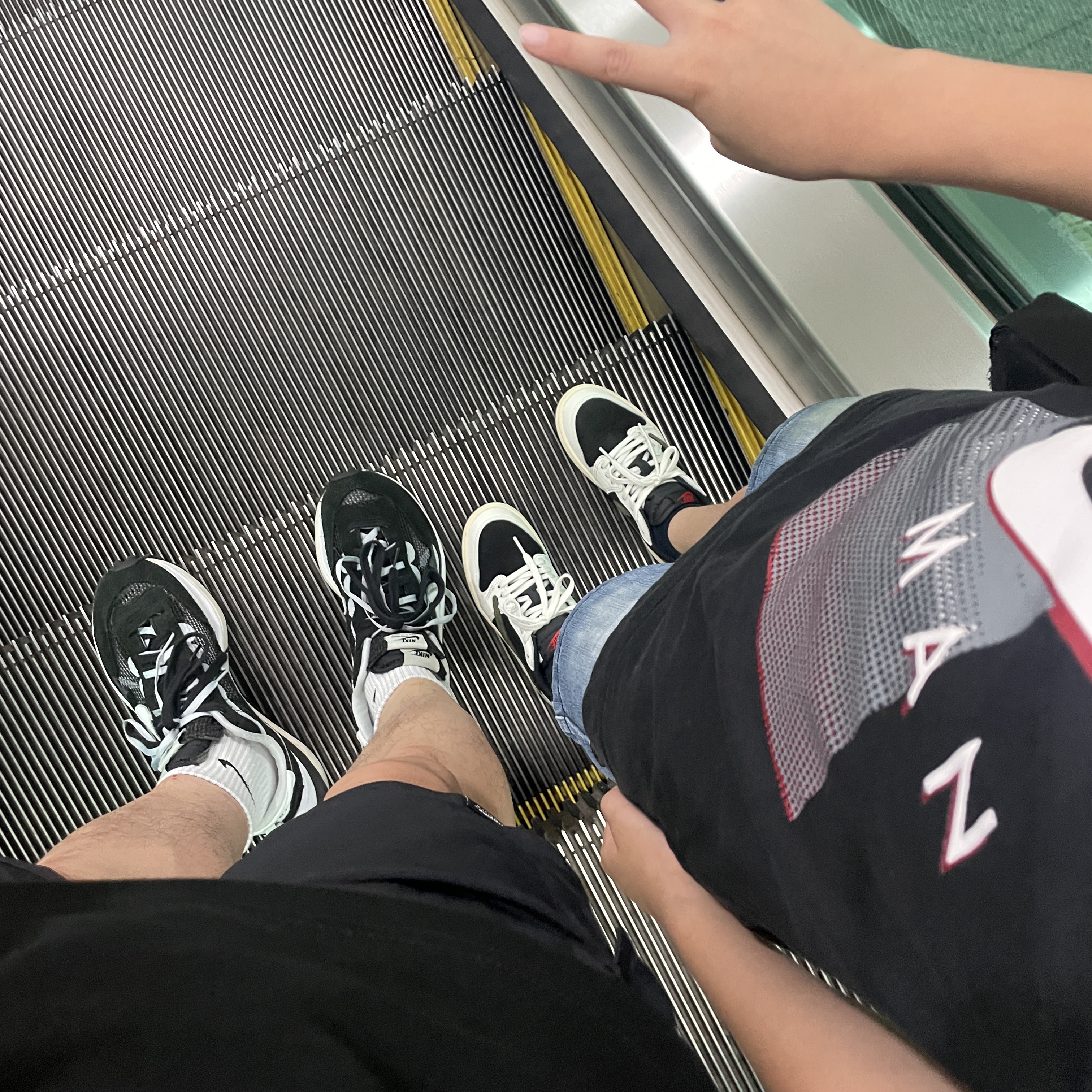 (PS) Jordan 1 x Travis Scott Retro Low OG SP Medium Olive, Nike x Sacai VaporWaffle Black White 착용 스타일 - 2