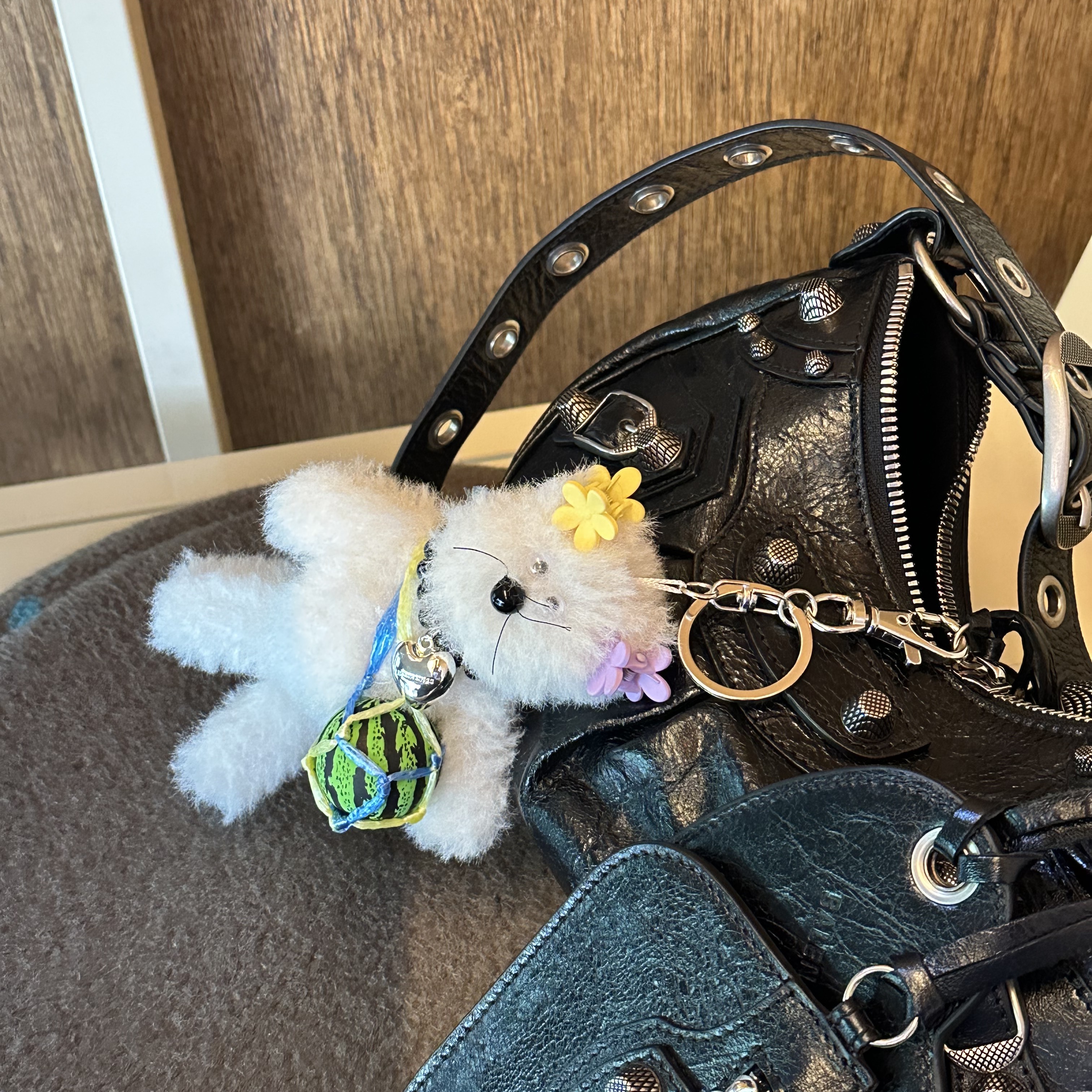 [KREAM 단독] Monamhee Creami Keyring Cream, Balenciaga Arena Lambskin Le Cagole XS Shoulder Bag Black 착용 스타일
