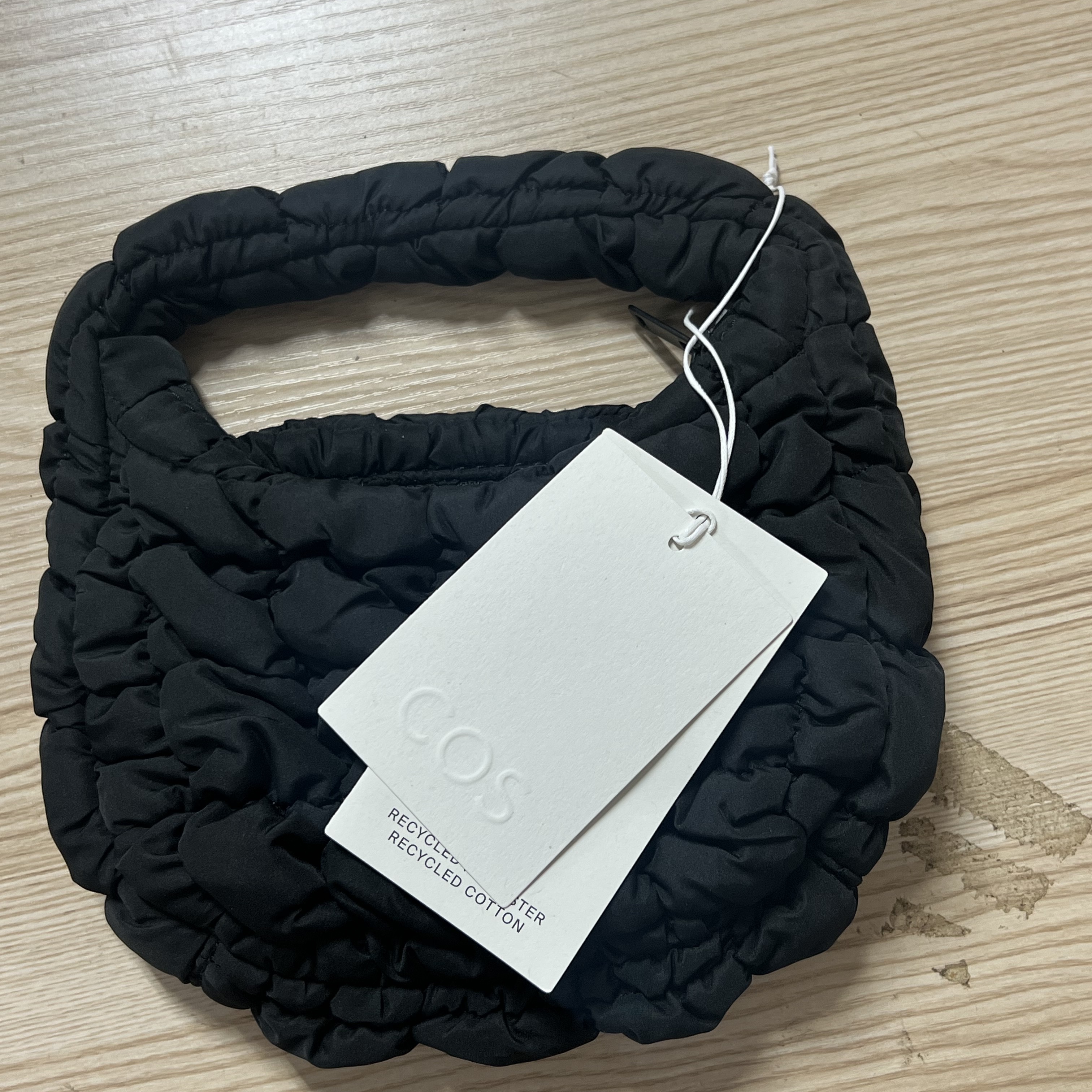 COS Quilted Micro Bag Black 착용 스타일
