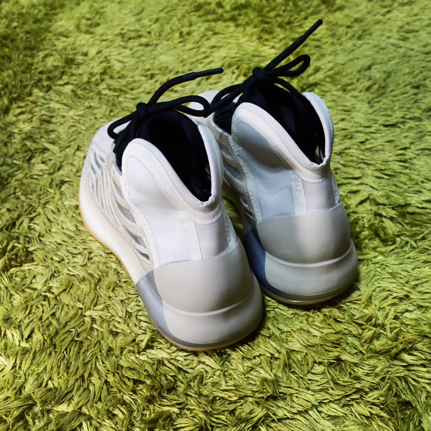 Adidas Yeezy QNTM Mist Slate 착용 스타일 - 3