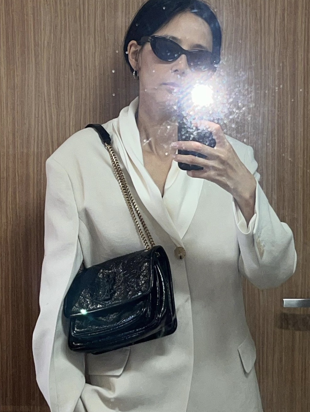 Saint Laurent Niki Baby Chain Bag In Crinkled Vintage Leather Noir 착용 스타일