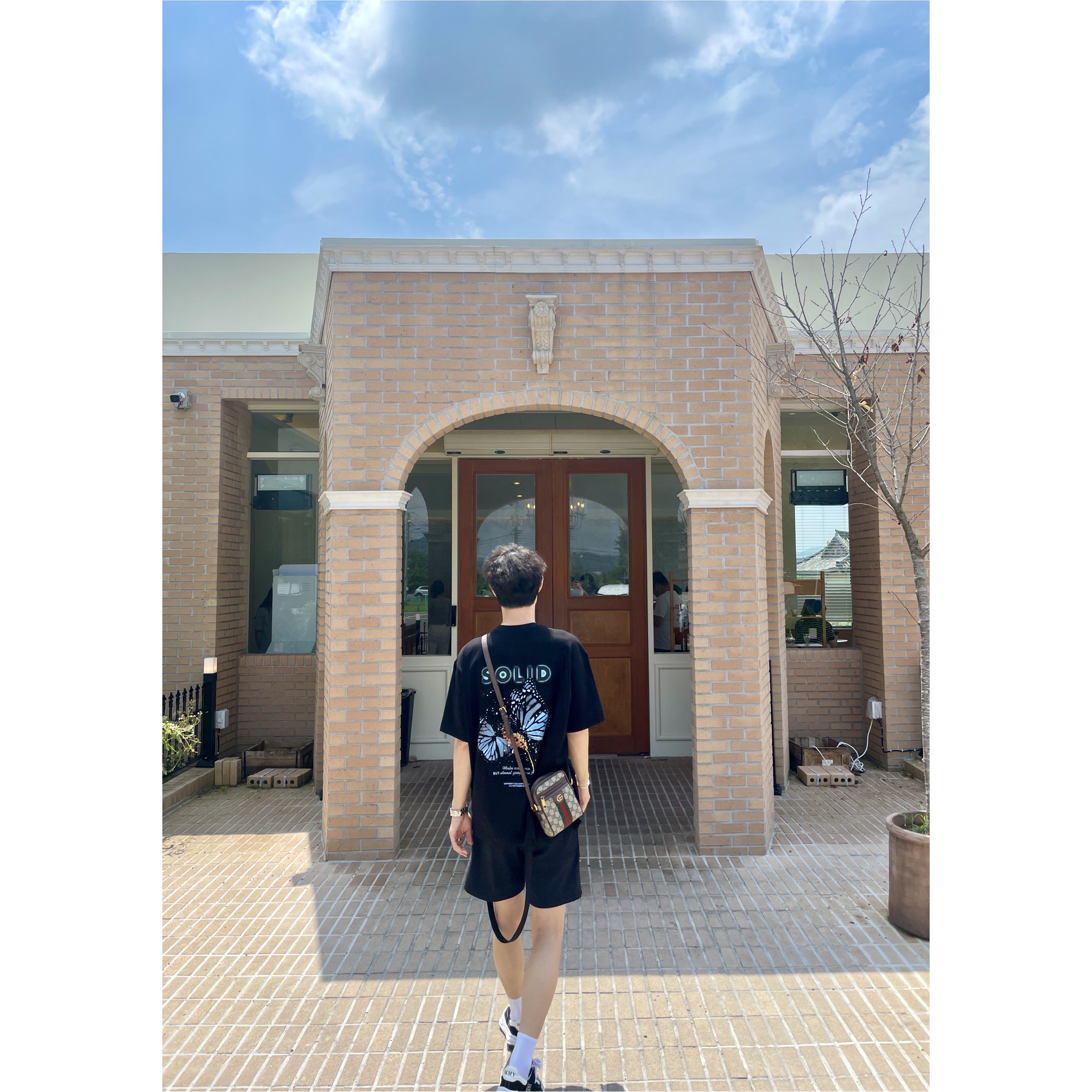 Solid Homme Butterfly Graphic T-Shirt Black - 23SS, Maison Mihara Yasuhiro Blakey OG Sole Canvas Low-top Sneakers Black White 착용 스타일 - 1