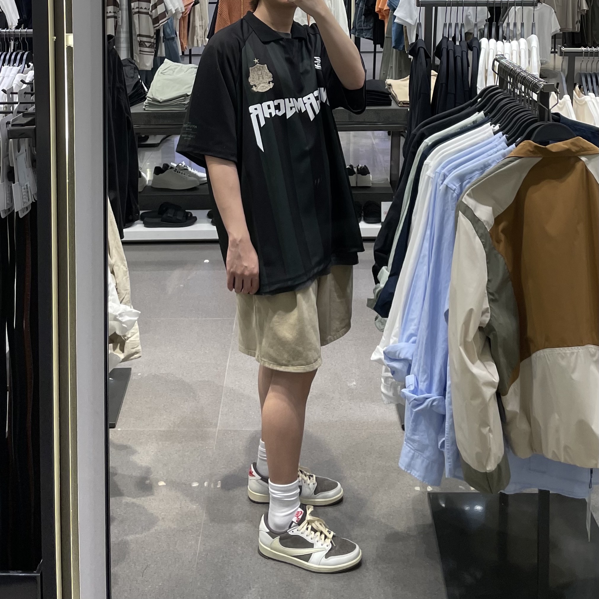 Undermycar Wolfen Bold Stripe Football Jersey Sycamore - 23FW (The Hyundai Seoul Exclusive), Jordan 1 x Travis Scott Retro Low OG SP Sail and Ridgerock 착용 스타일