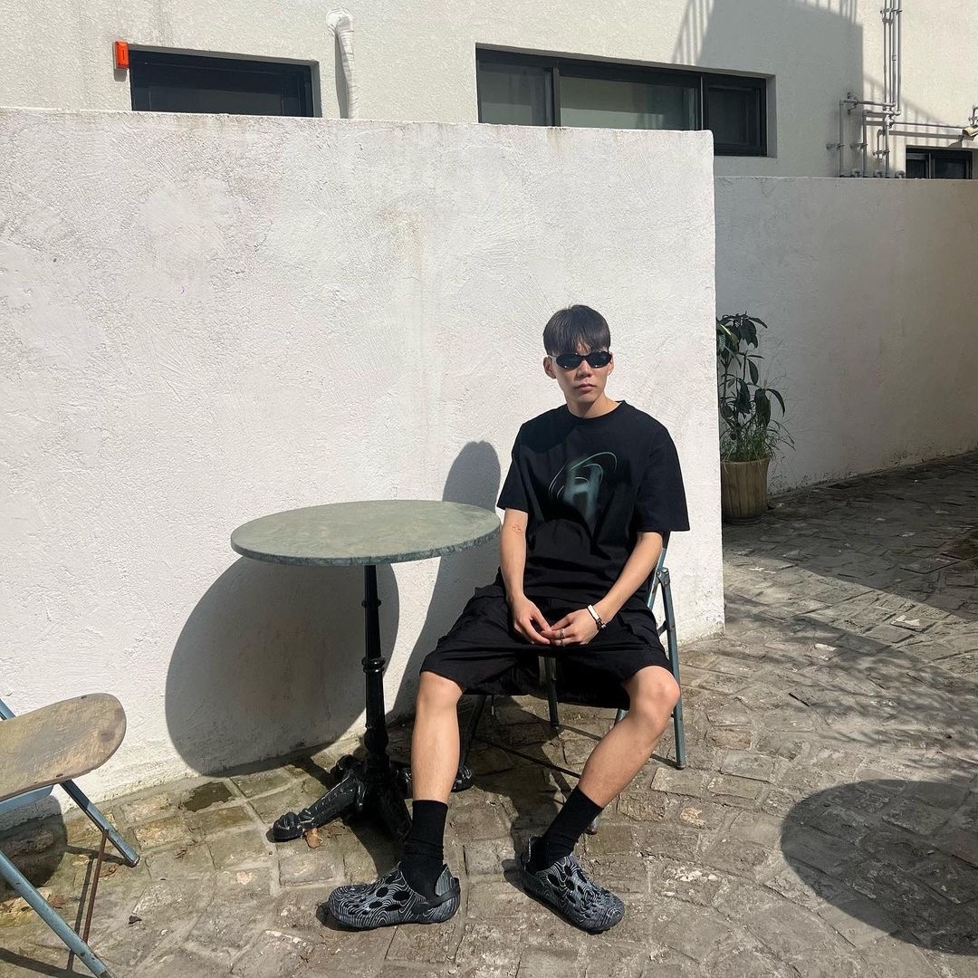 Art of Field Trail Graphic Short Sleeved T-Shirt Black, Art of Field Trail Graphic Short Sleeved T-Shirt White 착용 스타일