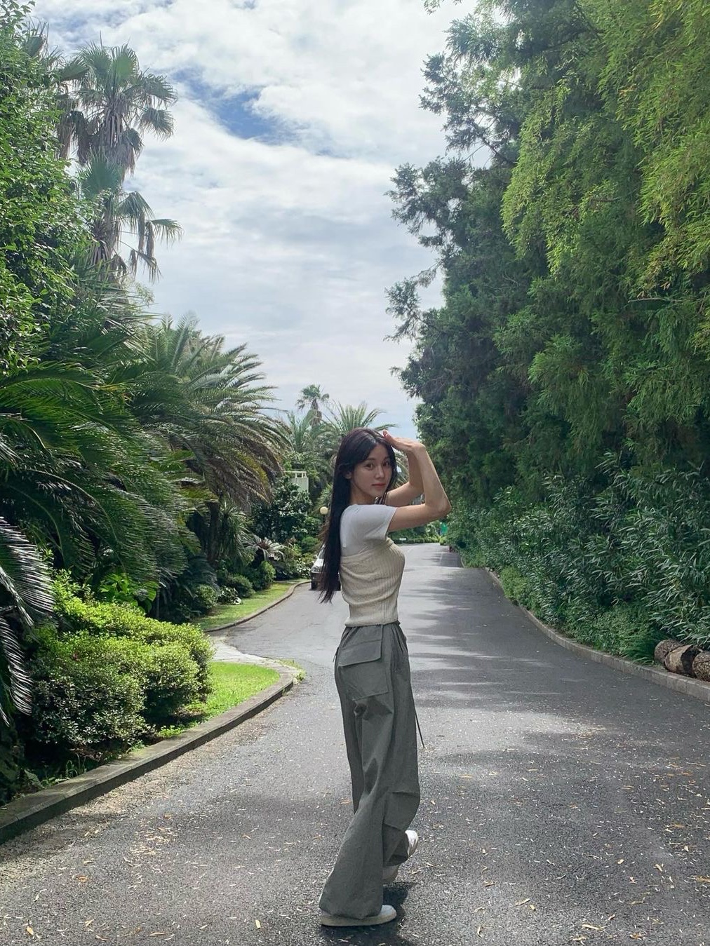 Porta Women Tuck Wide Pants Khaki 착용 스타일 - 1