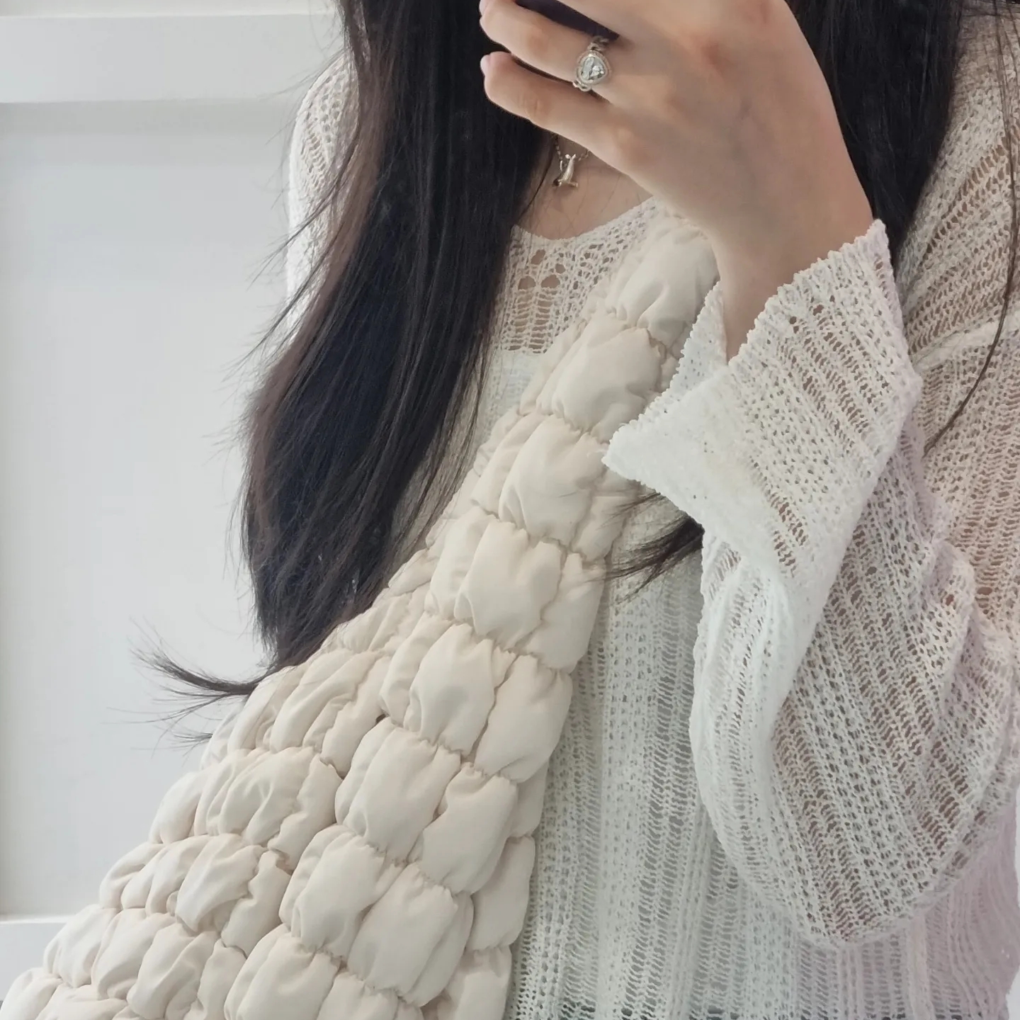 COS Quilted Oversized Shoulder Bag Off White Light Beige 착용 스타일