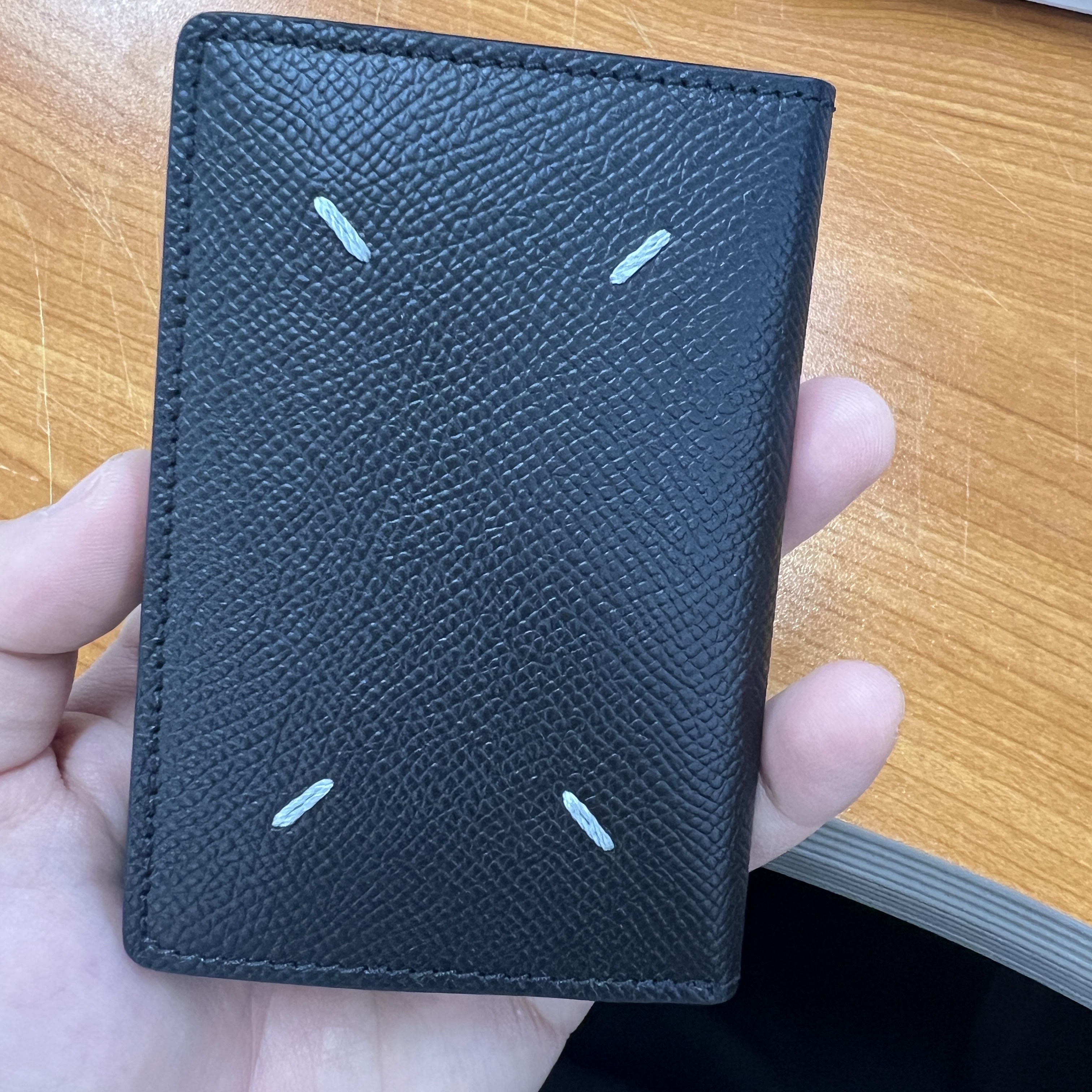Maison Margiela Leather Bi-Fold Card Holder Black 착용 스타일 - 1