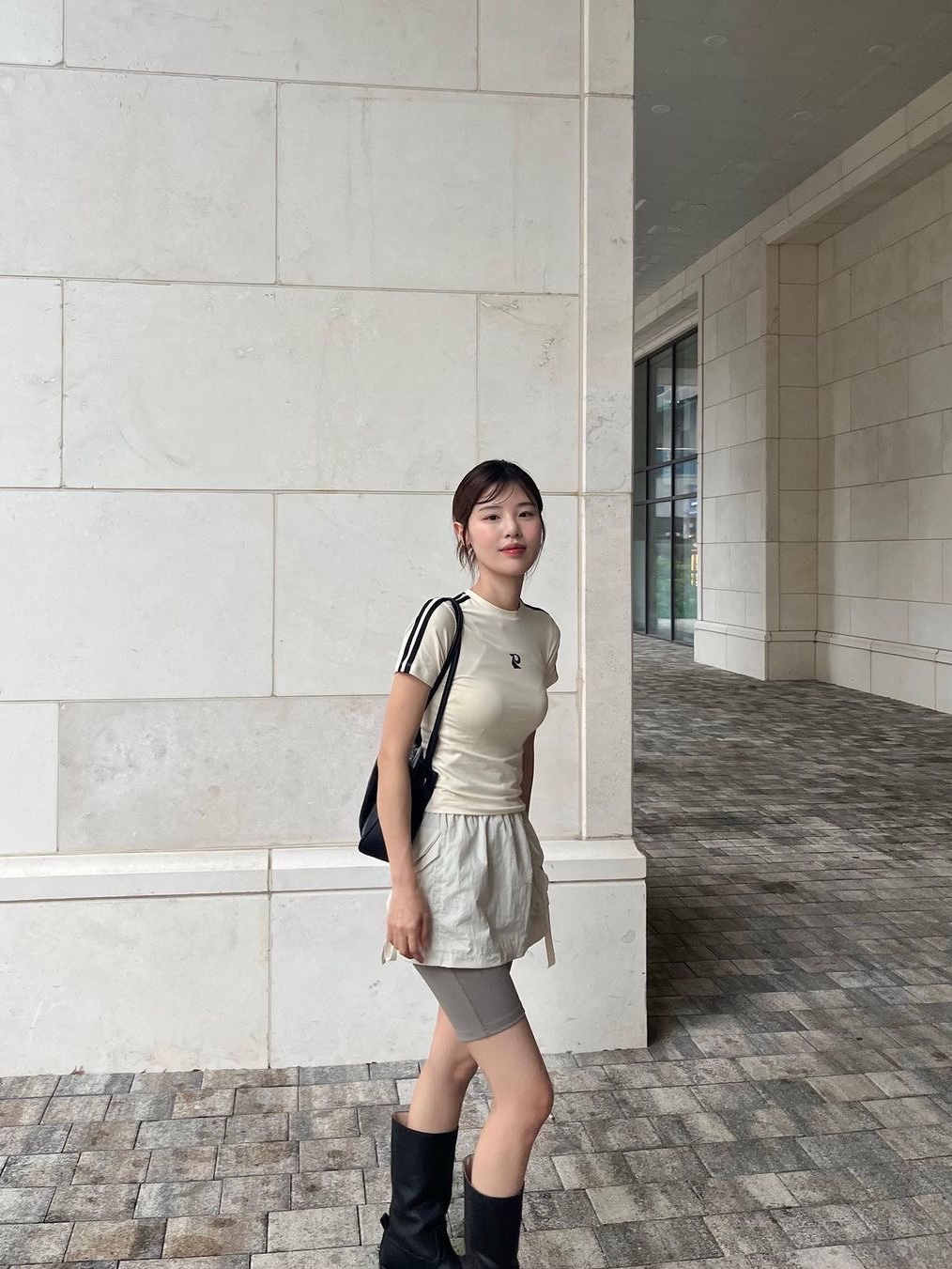 Porta Women Fitted Line Cotton T-Shirt Cream 착용 스타일 - 1