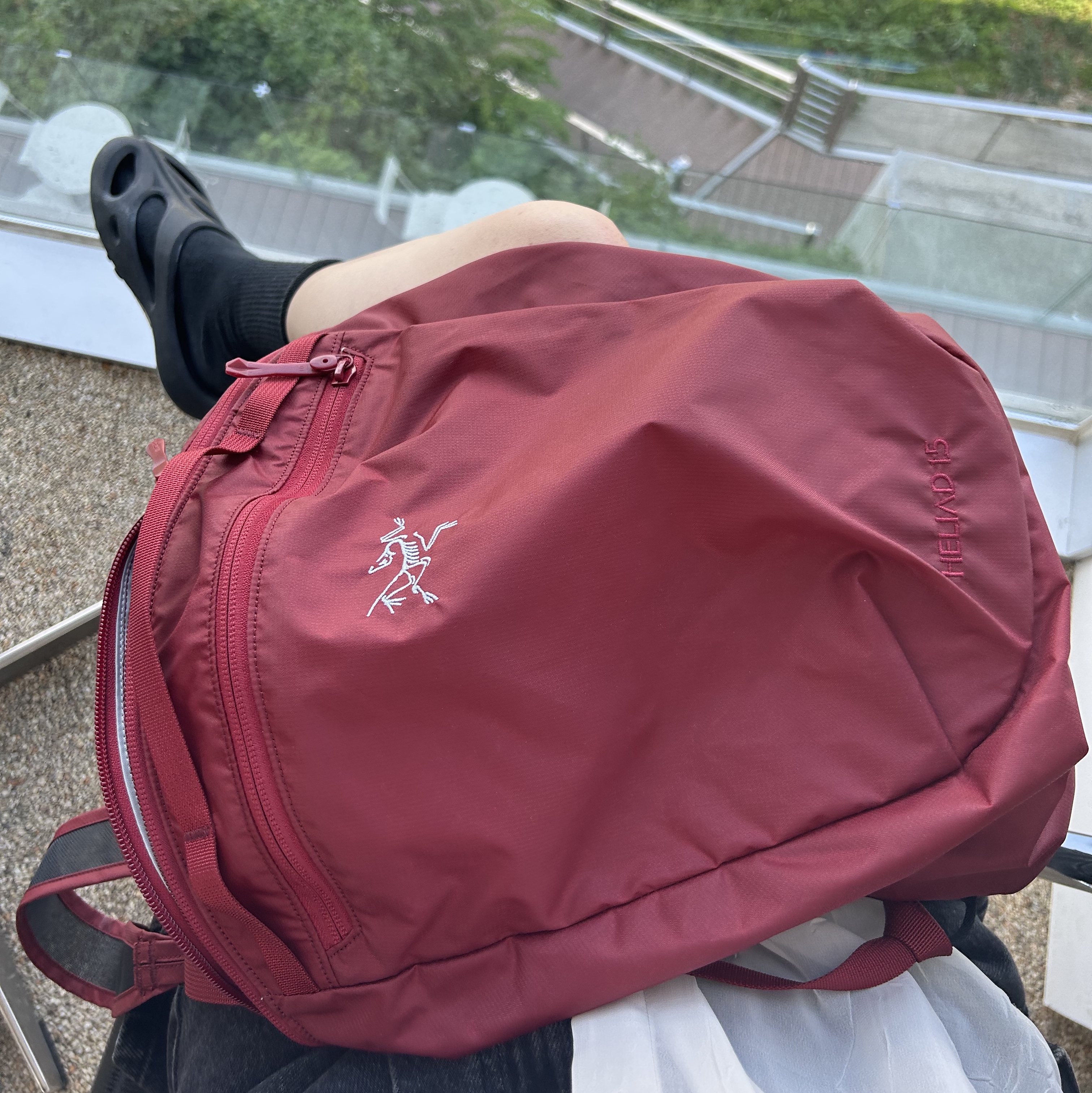 Arc'teryx Heliad 15 Backpack Bordeaux, (W) Keen Shanti Black Dawn Blue 착용 스타일