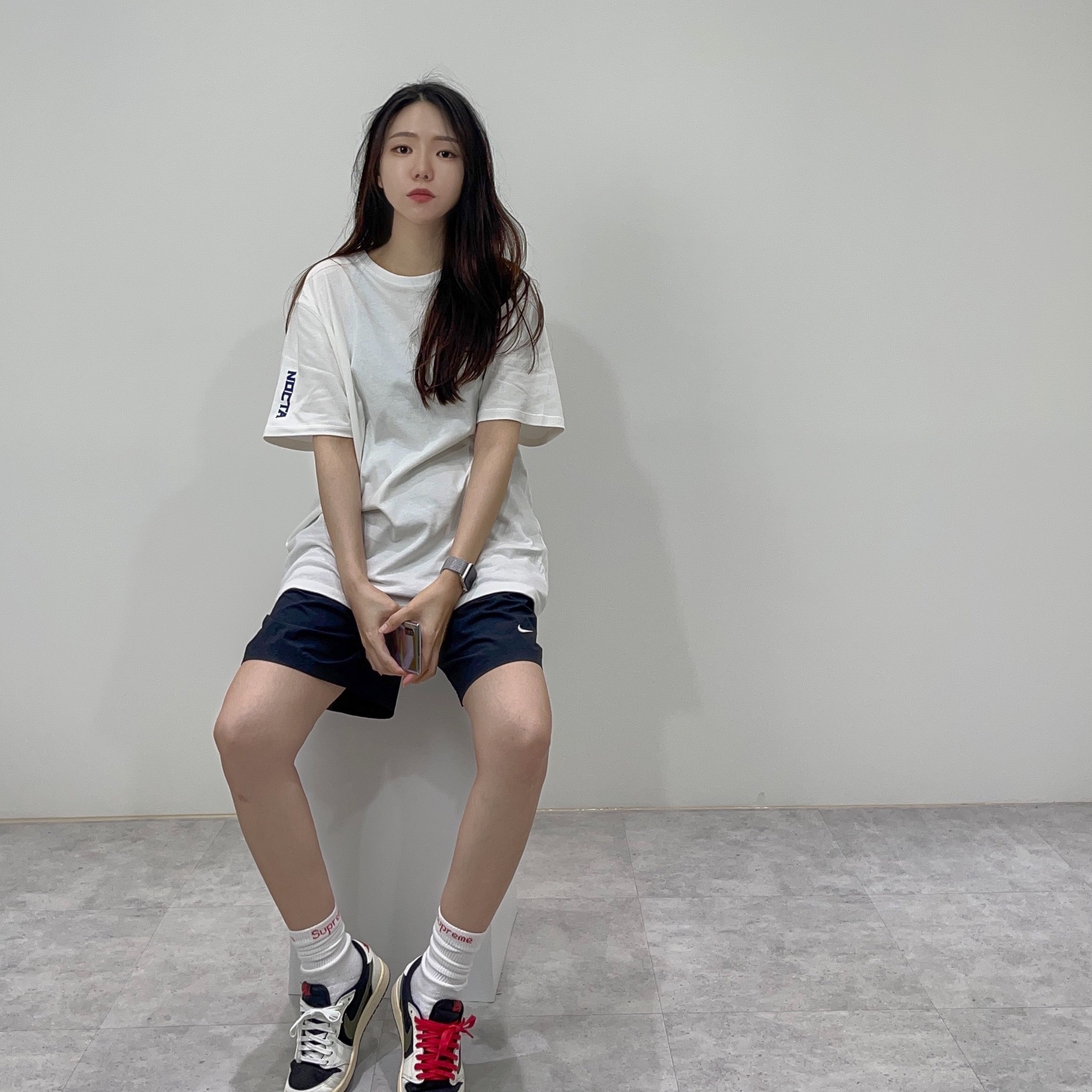 Nike x Drake Nocta x Cactus Plant Flea Market Souvenir Cactus T-Shirt White (DR2630-100), Supreme Hanes Crew Socks White (4 Pack) 착용 스타일 - 1