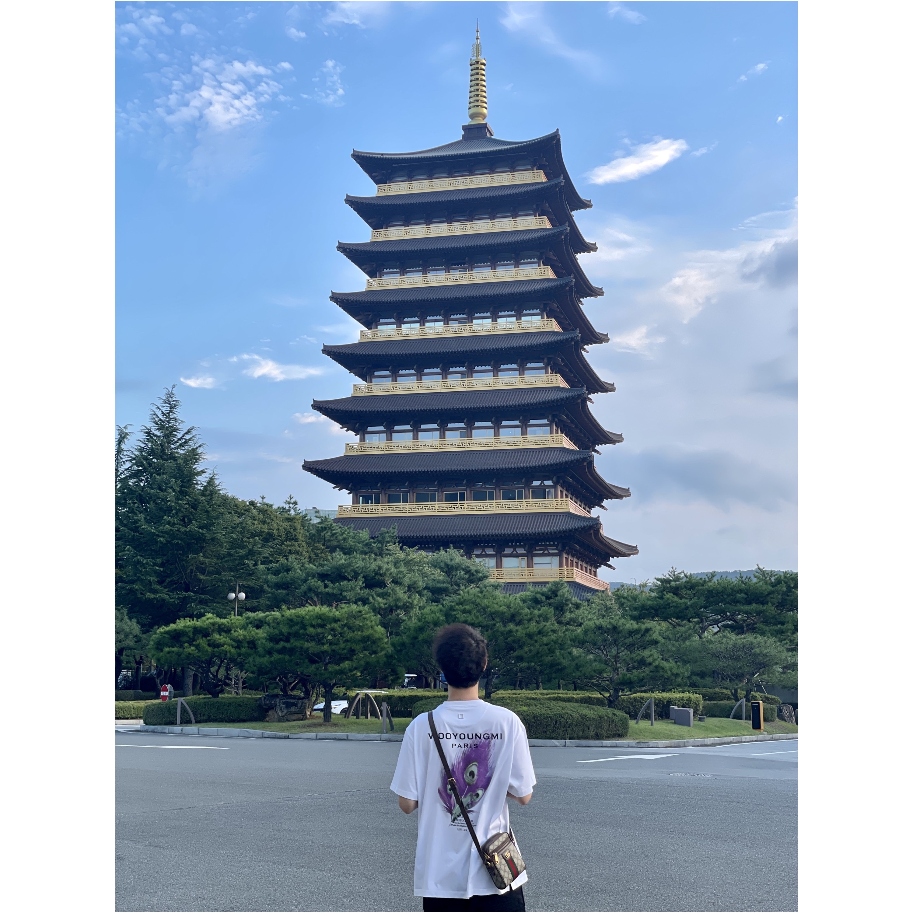 Wooyoungmi Feather Back Logo T-Shirt White - 23SS, Maison Mihara Yasuhiro Blakey OG Sole Canvas Low-top Sneakers Black White 착용 스타일 - 1
