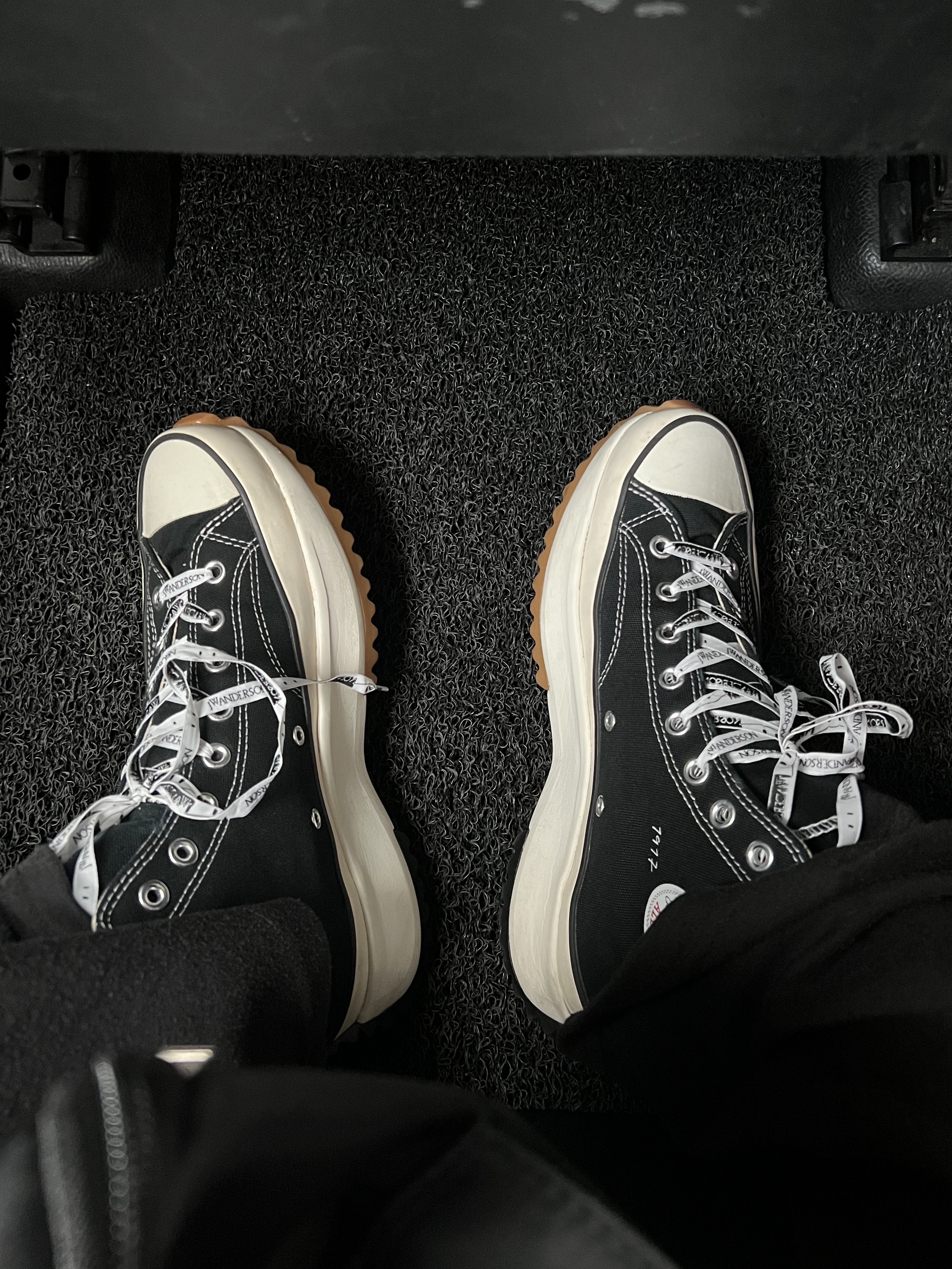 Converse x JW Anderson Run Star Hike Hi Black 착용 스타일 - 2