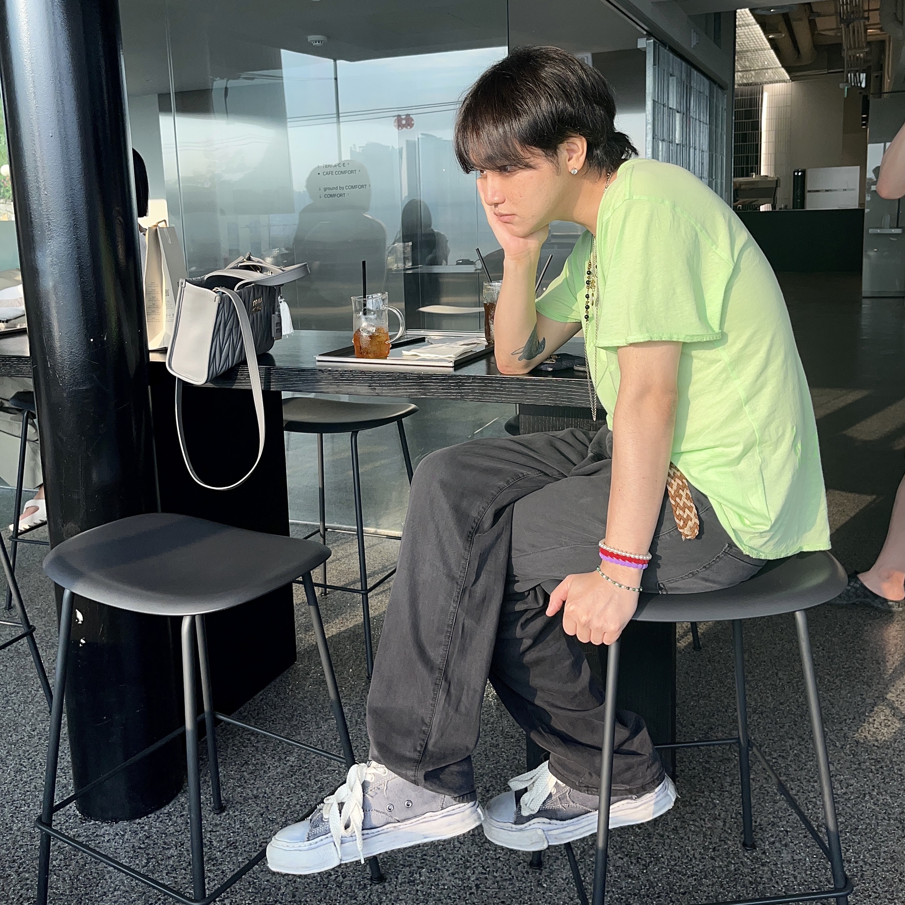 Maison Mihara Yasuhiro Peterson OG Sole Over Dyed Low-top Sneakers Black 착용 스타일 - 1