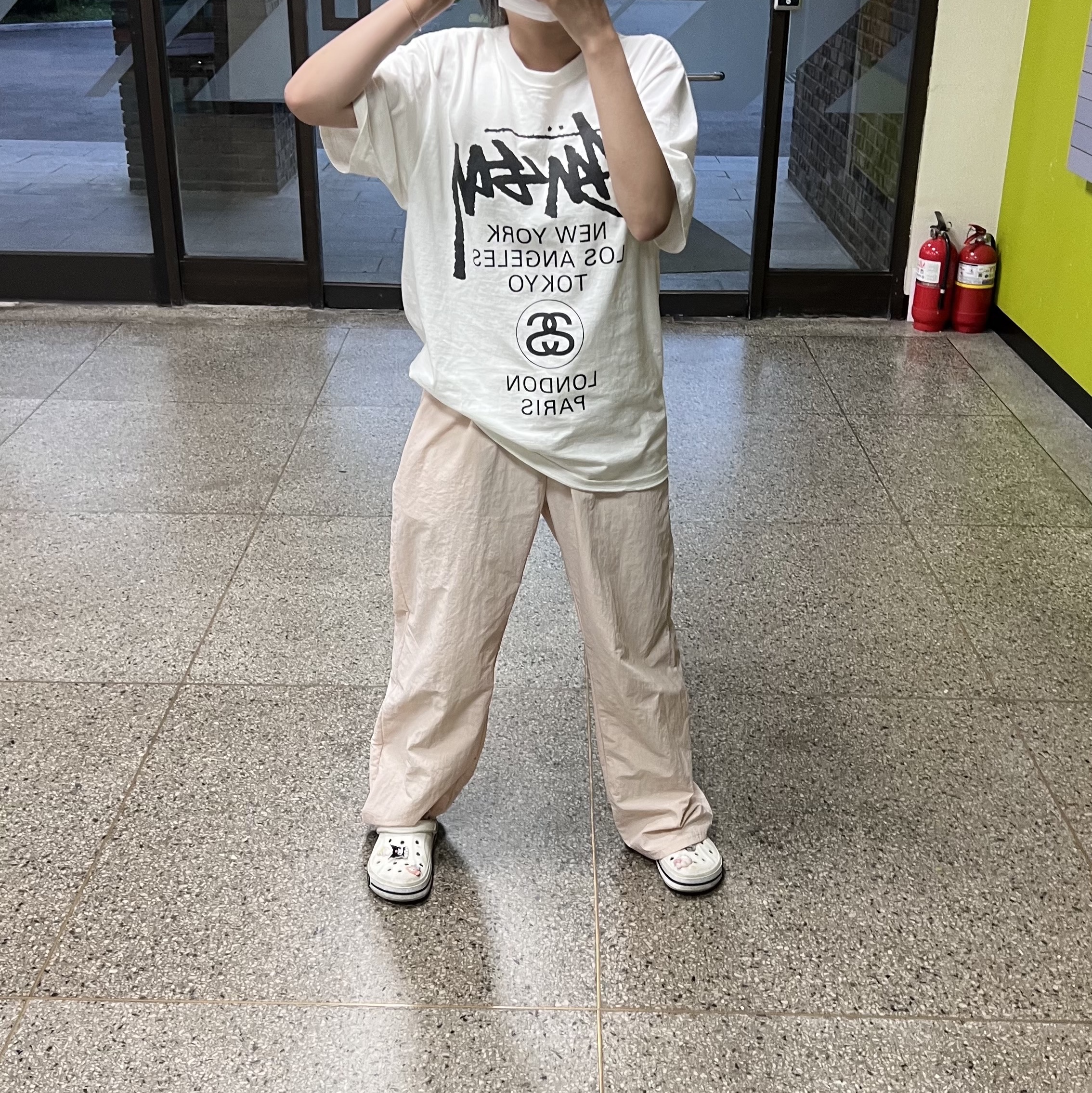 Stussy World Tour T-Shirt White, (GS) Jordan 1 Mid Light Arctic Pink 착용 스타일 - 2