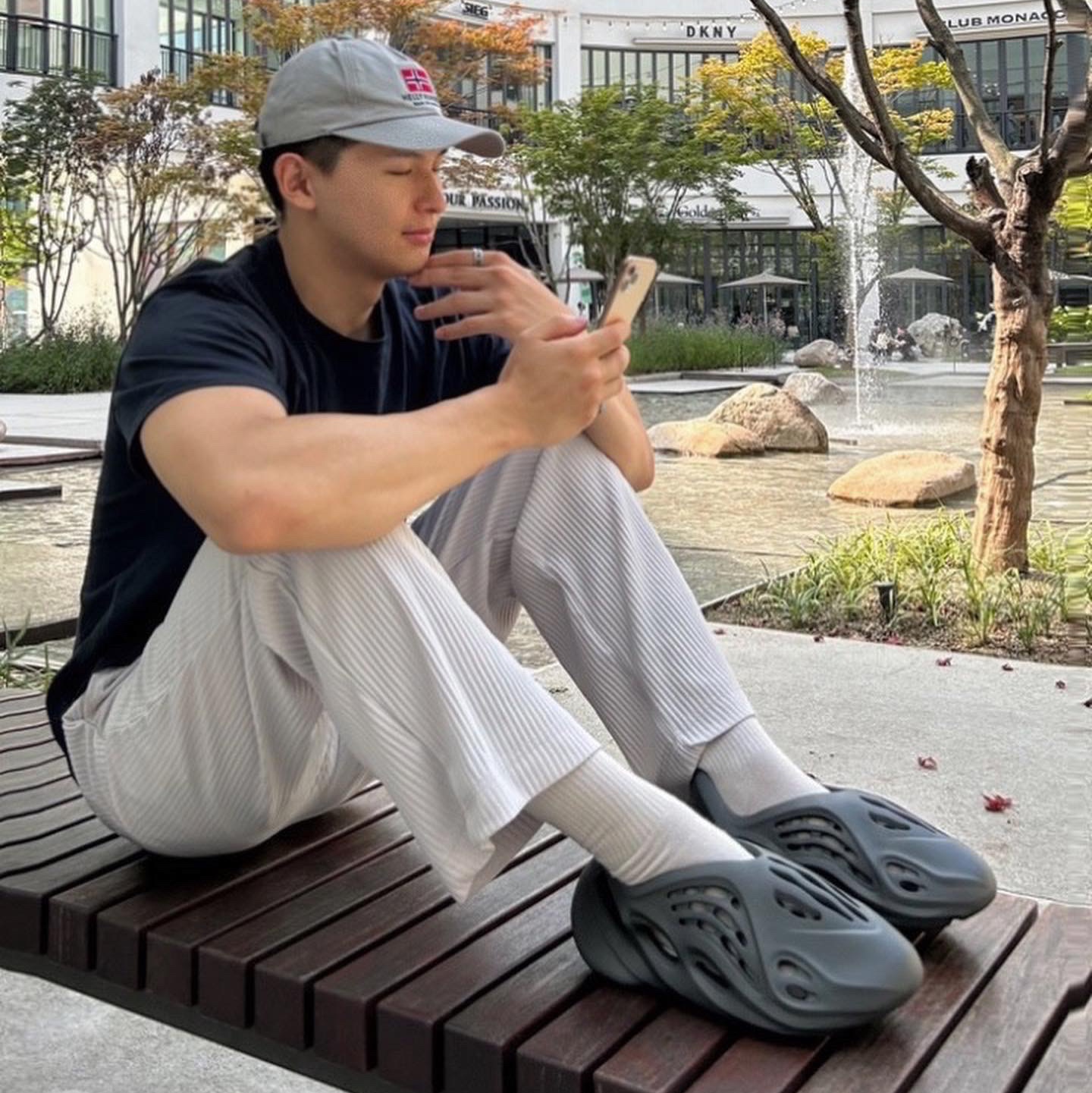 Adidas Yeezy Foam RNNR Carbon 착용 스타일