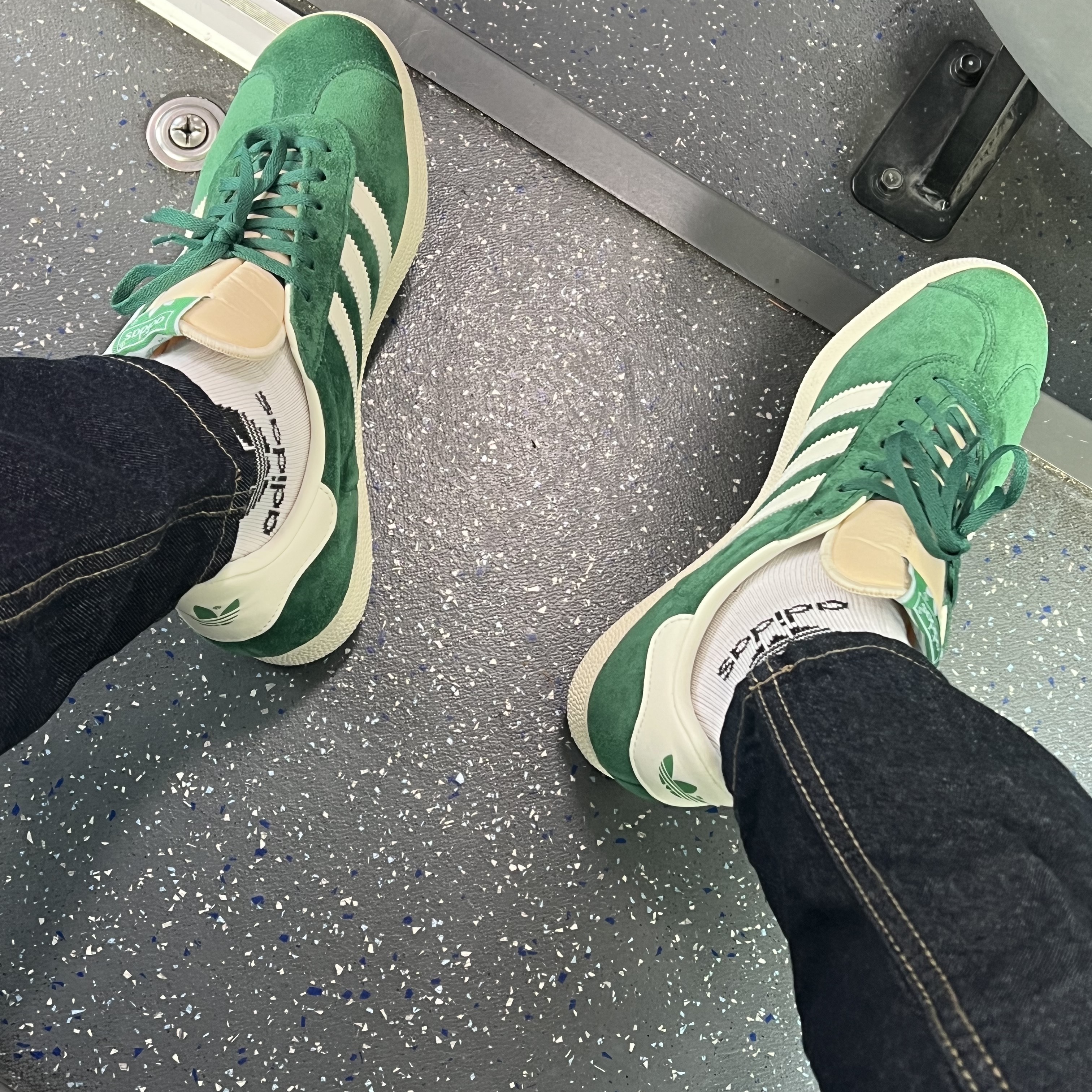 Adidas Gazelle Dark Green Cream White, COS Nylon Crossbody Saddle Bag Black 착용 스타일 - 2