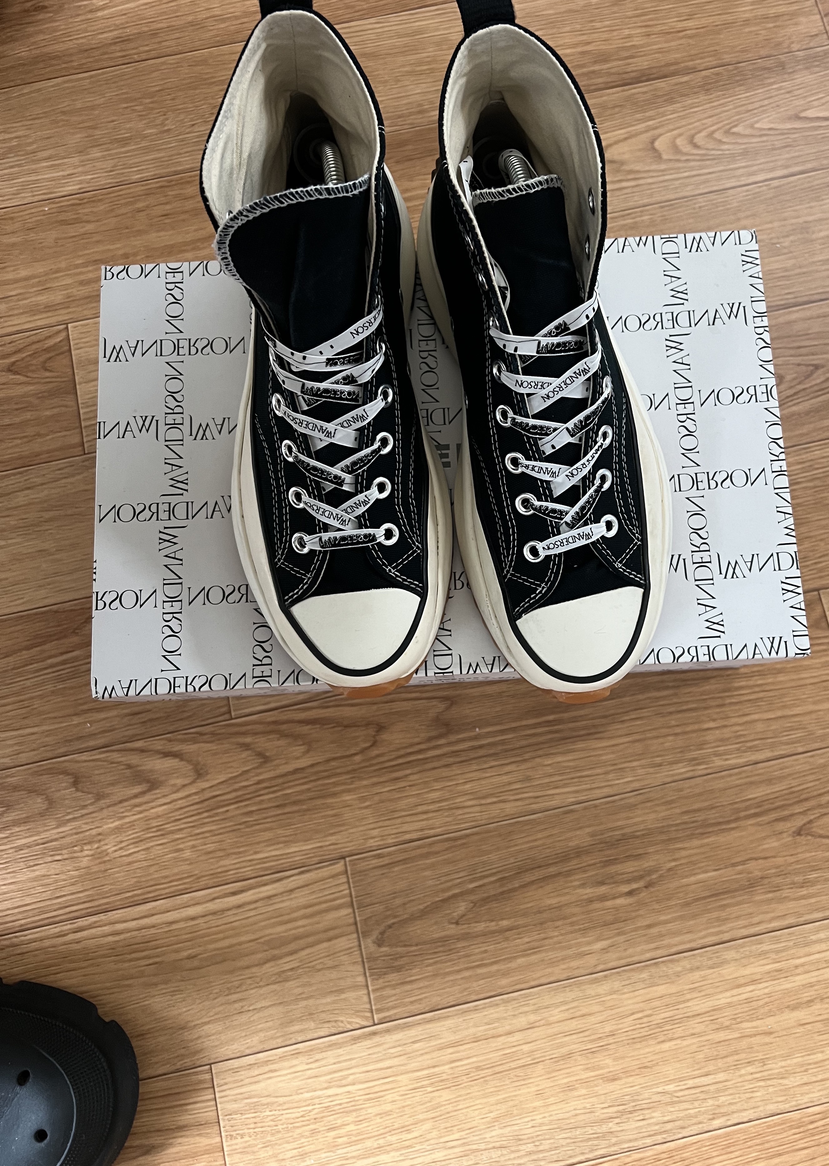Converse x JW Anderson Run Star Hike Hi Black 착용 스타일 - 4