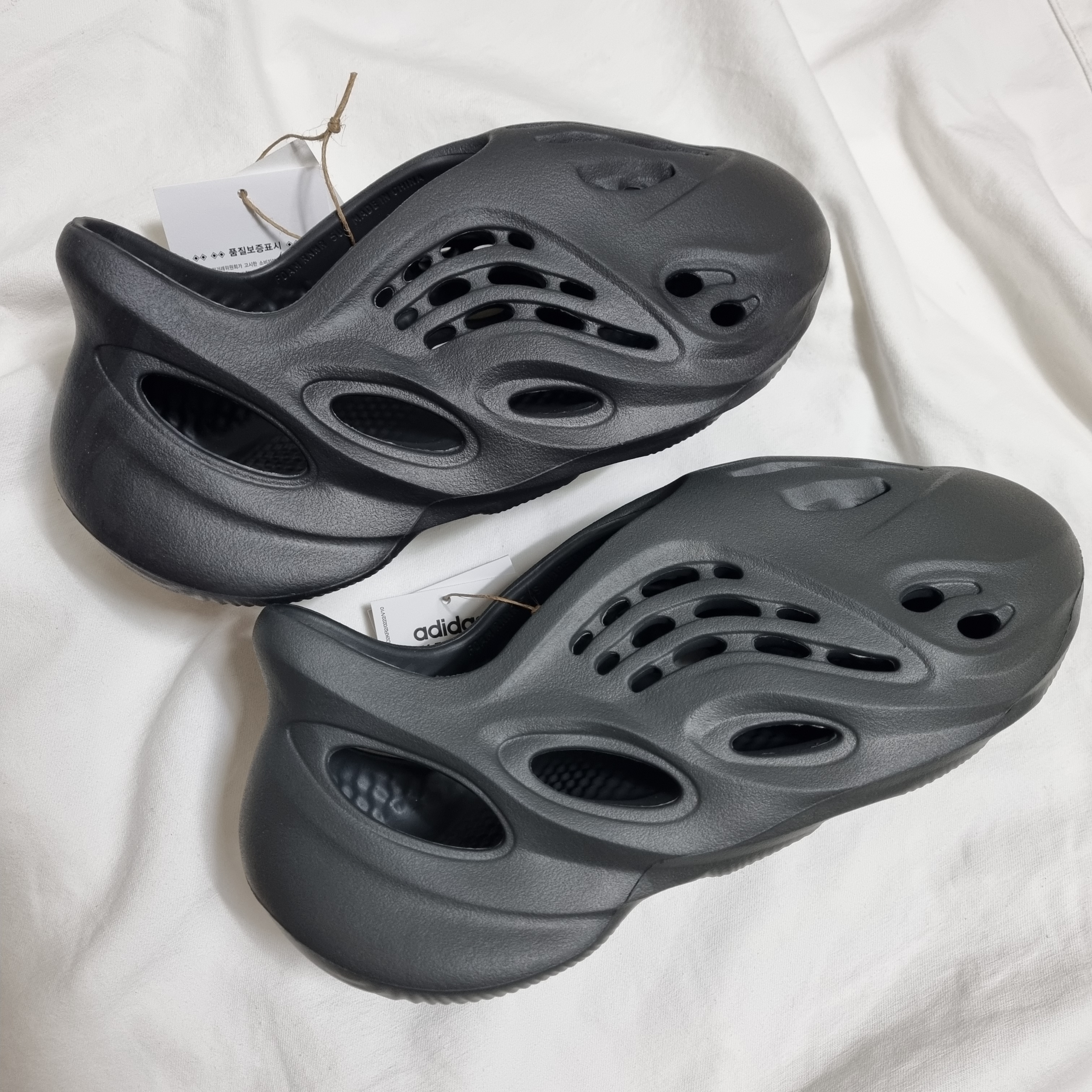 Adidas Yeezy Foam RNNR Onyx, Adidas Yeezy Foam RNNR Carbon 착용 스타일