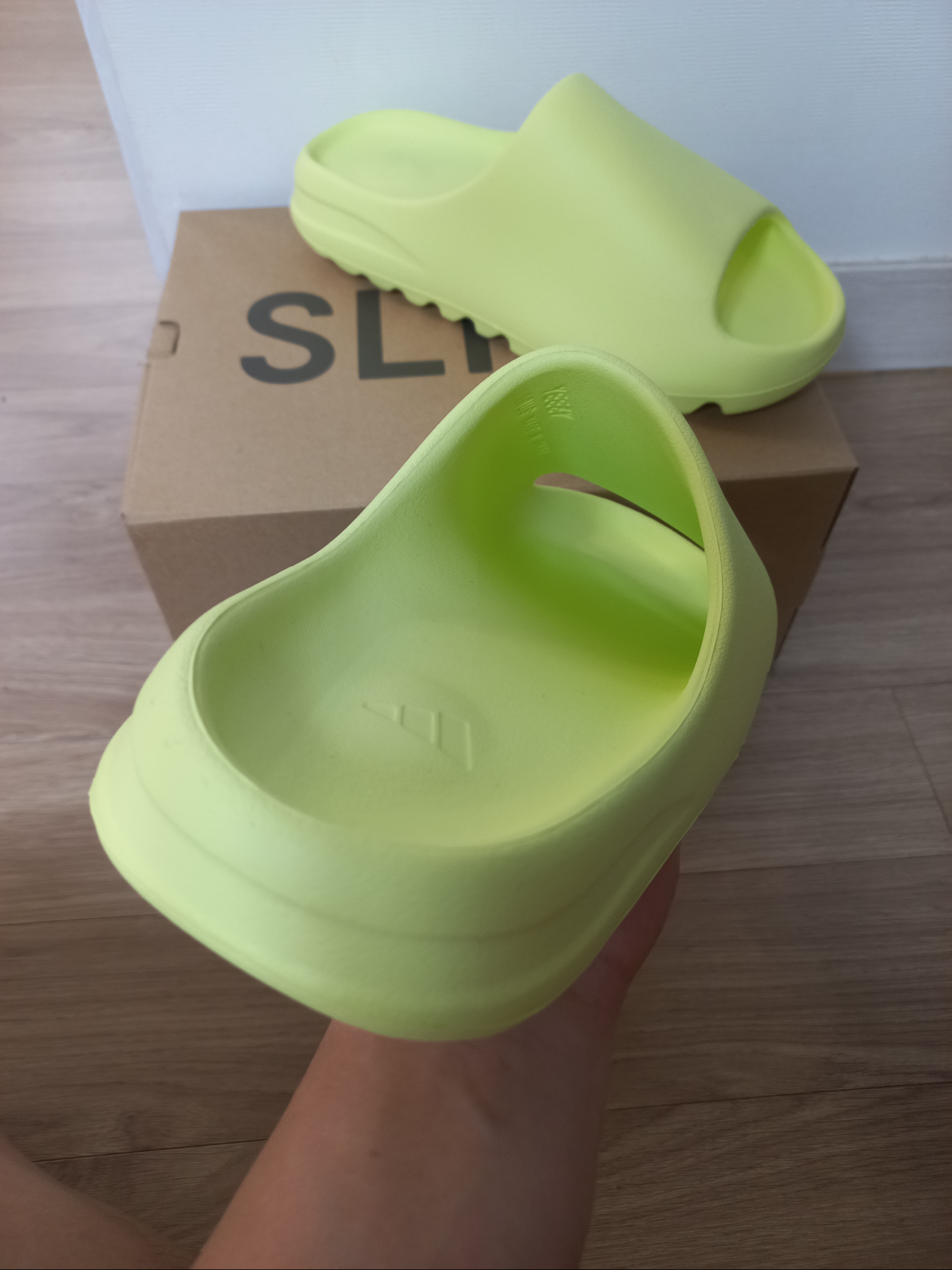 Adidas Yeezy Slide Glow Green 2022/2023 착용 스타일 - 2