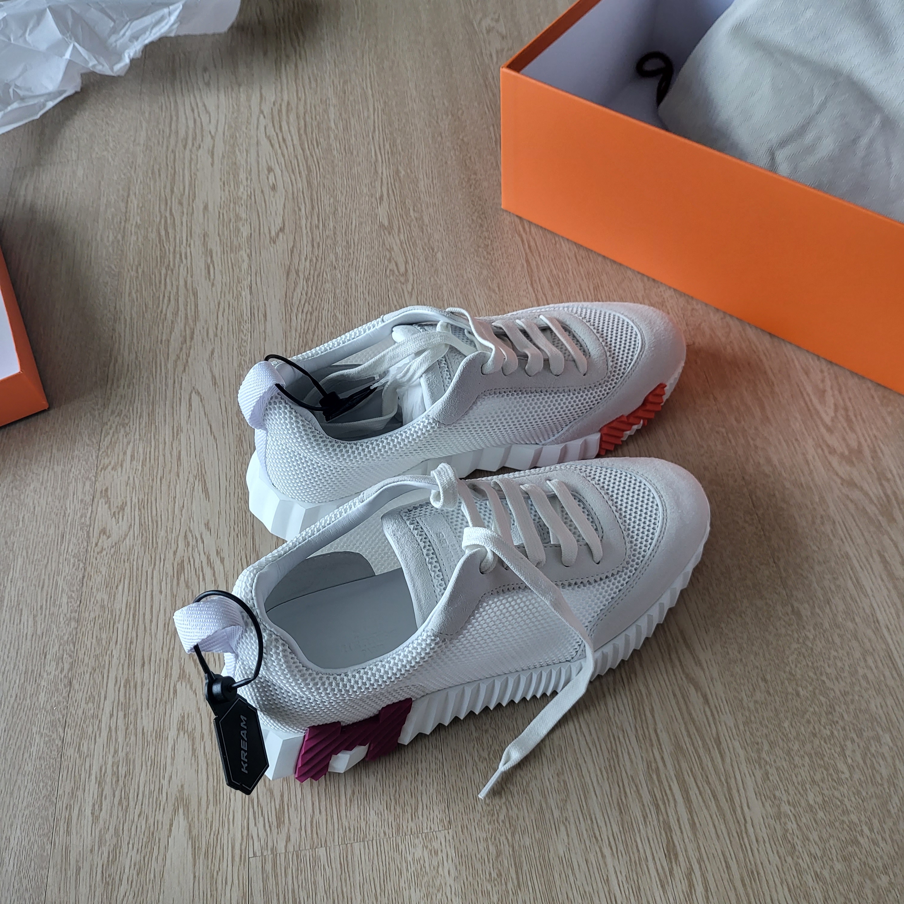 (W) Hermes Bouncing Sneakers Mesh Suede Goatskin & Blanc 착용 스타일 - 2