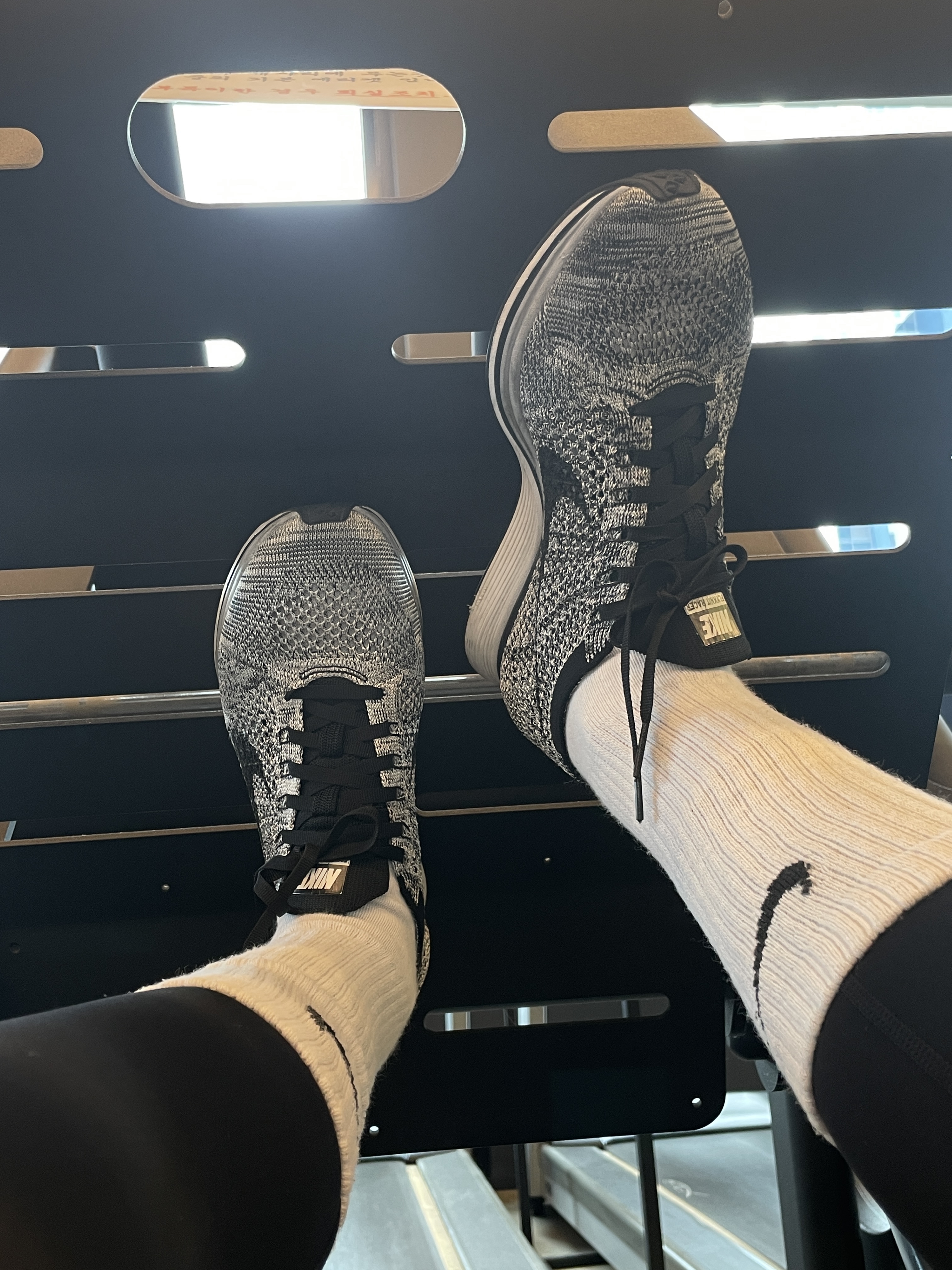 Nike Flyknit Racer Oreo, Nike Everyday Lightweight Training Crew Socks White (3 Pack/Korean Ver.) 착용 스타일