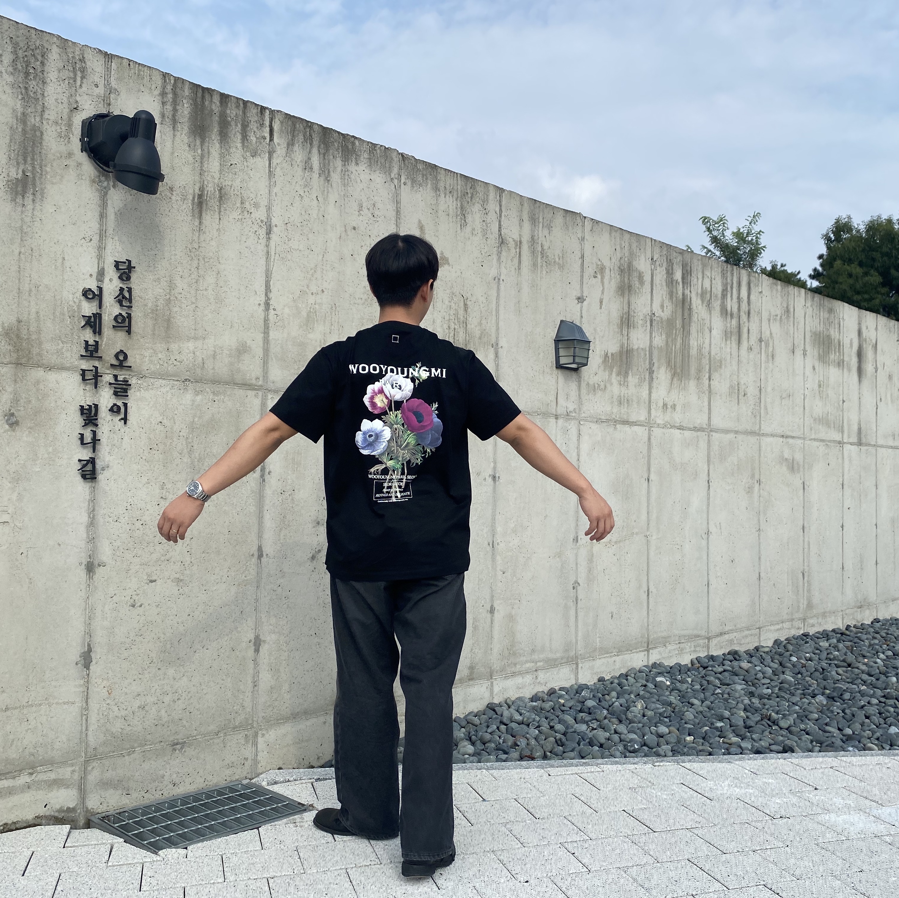 Wooyoungmi Flower Print Back Logo T-Shirt Black - 23FW 착용 스타일