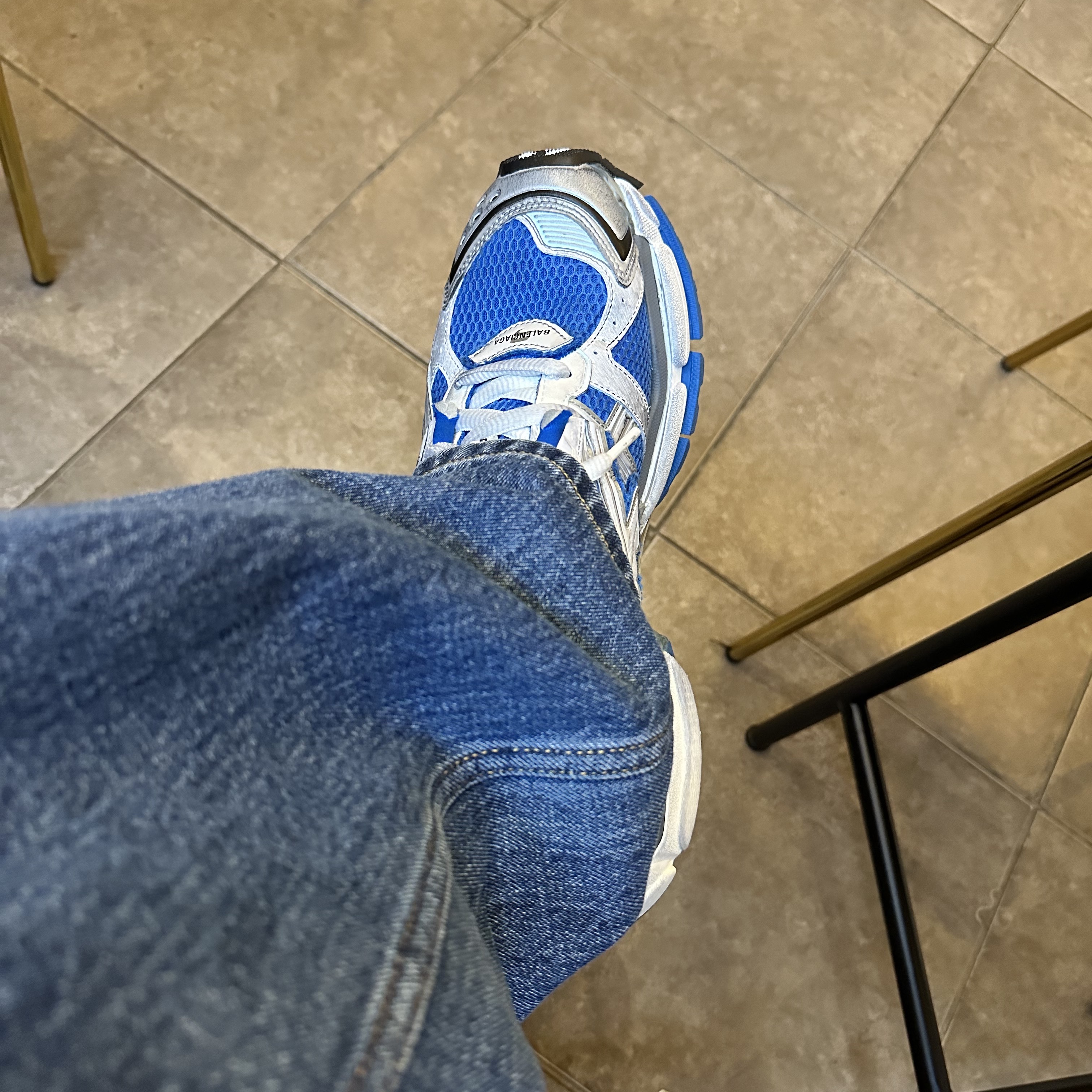Balenciaga Runner Sneakers Blue White 착용 스타일 - 1