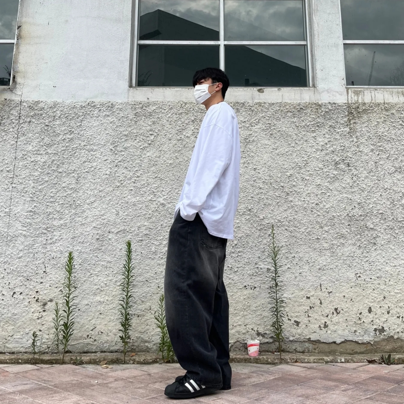 Adidas Superstar Core Black White 착용 스타일