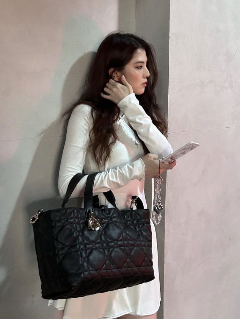 Dior Large Toujours Bag Macrocannage Calfskin Black 착용 스타일