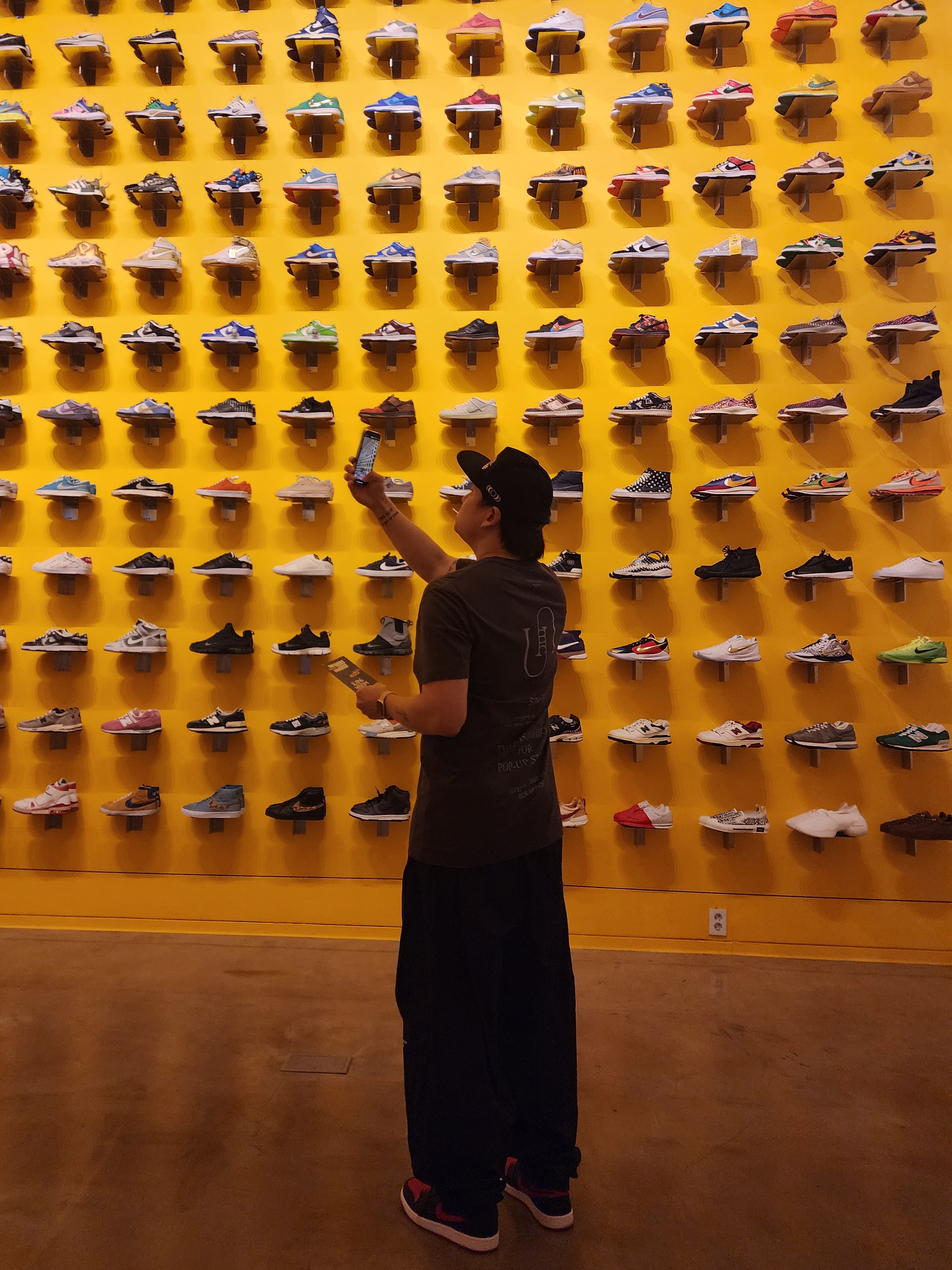 TAEYANG Shoong! Racing Cap Black, Undermycar Shinsegae Pop-Up T-Shirt Scandinavian - 22SS 착용 스타일 - 1