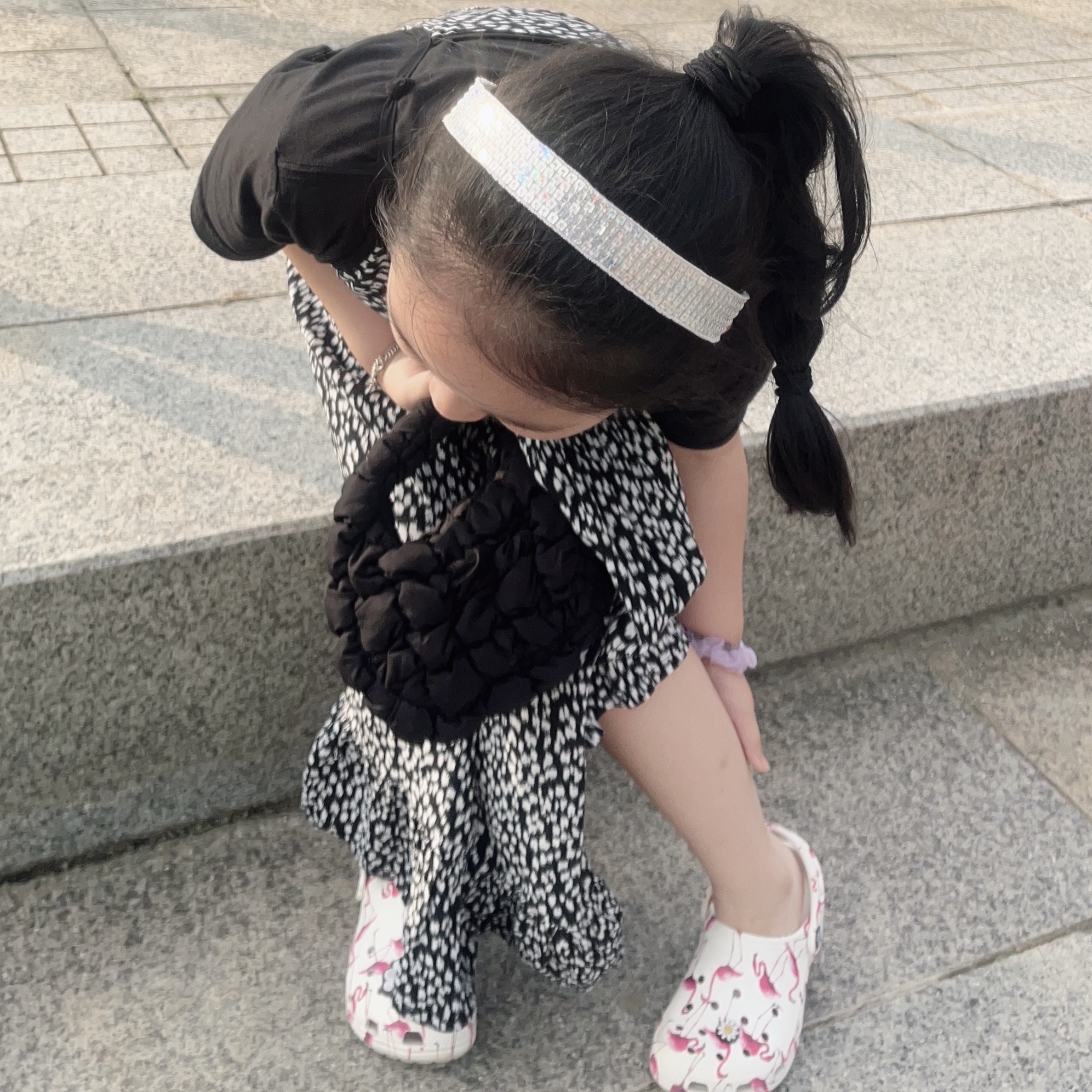 COS Quilted Micro Bag Black 착용 스타일