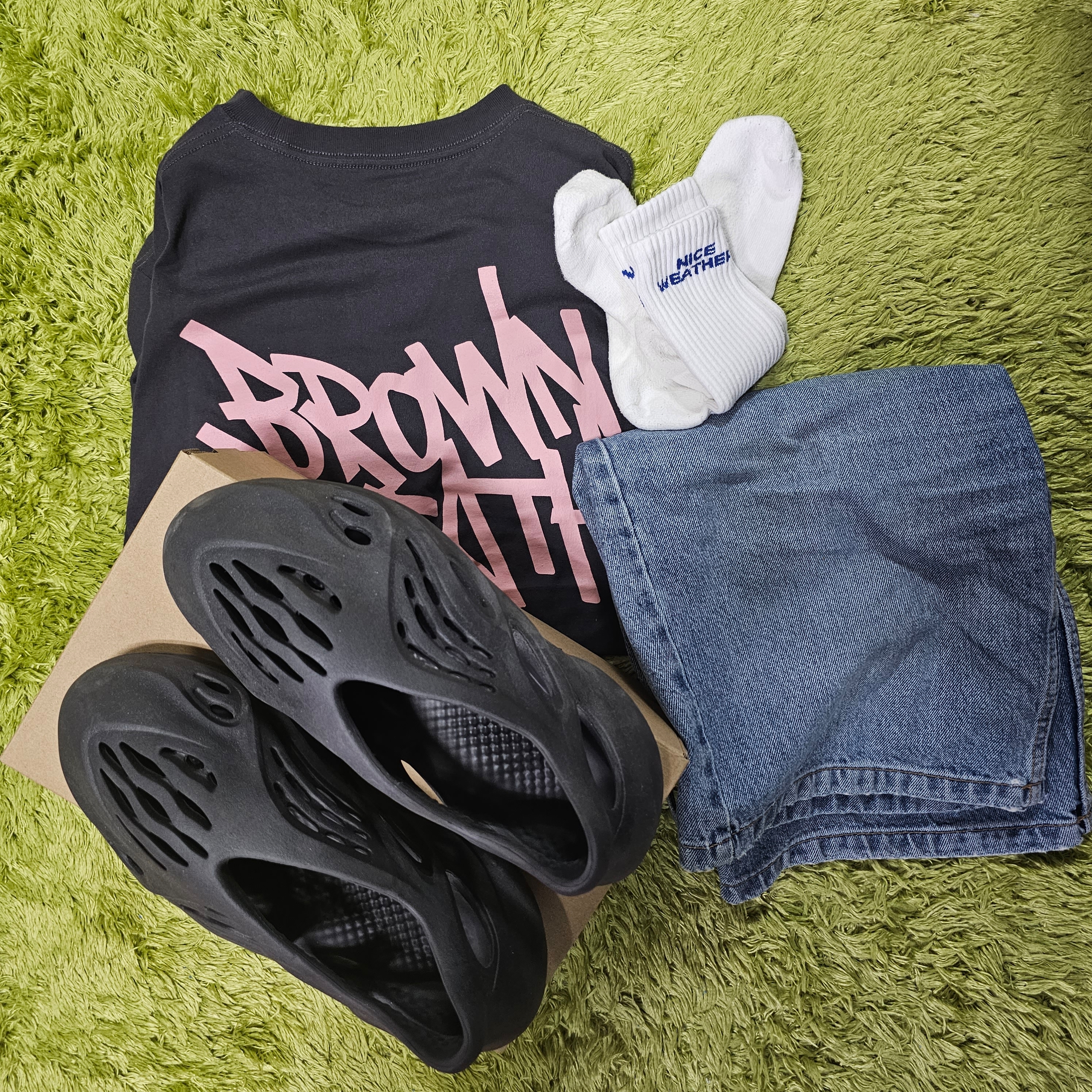Adidas Yeezy Foam RNNR Onyx 착용 스타일