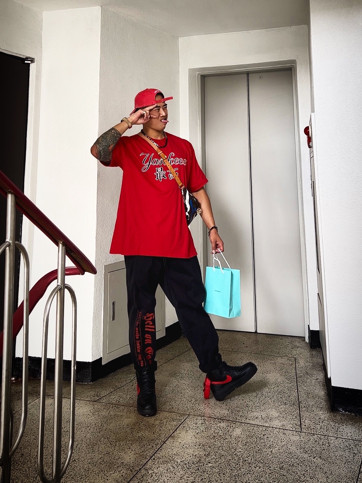Supreme Pigment Canvas S Logo 6-Panel Red - 23SS, Supreme x MLB Kanji Teams T-Shirt Yankees Red - 22FW 착용 스타일 - 4