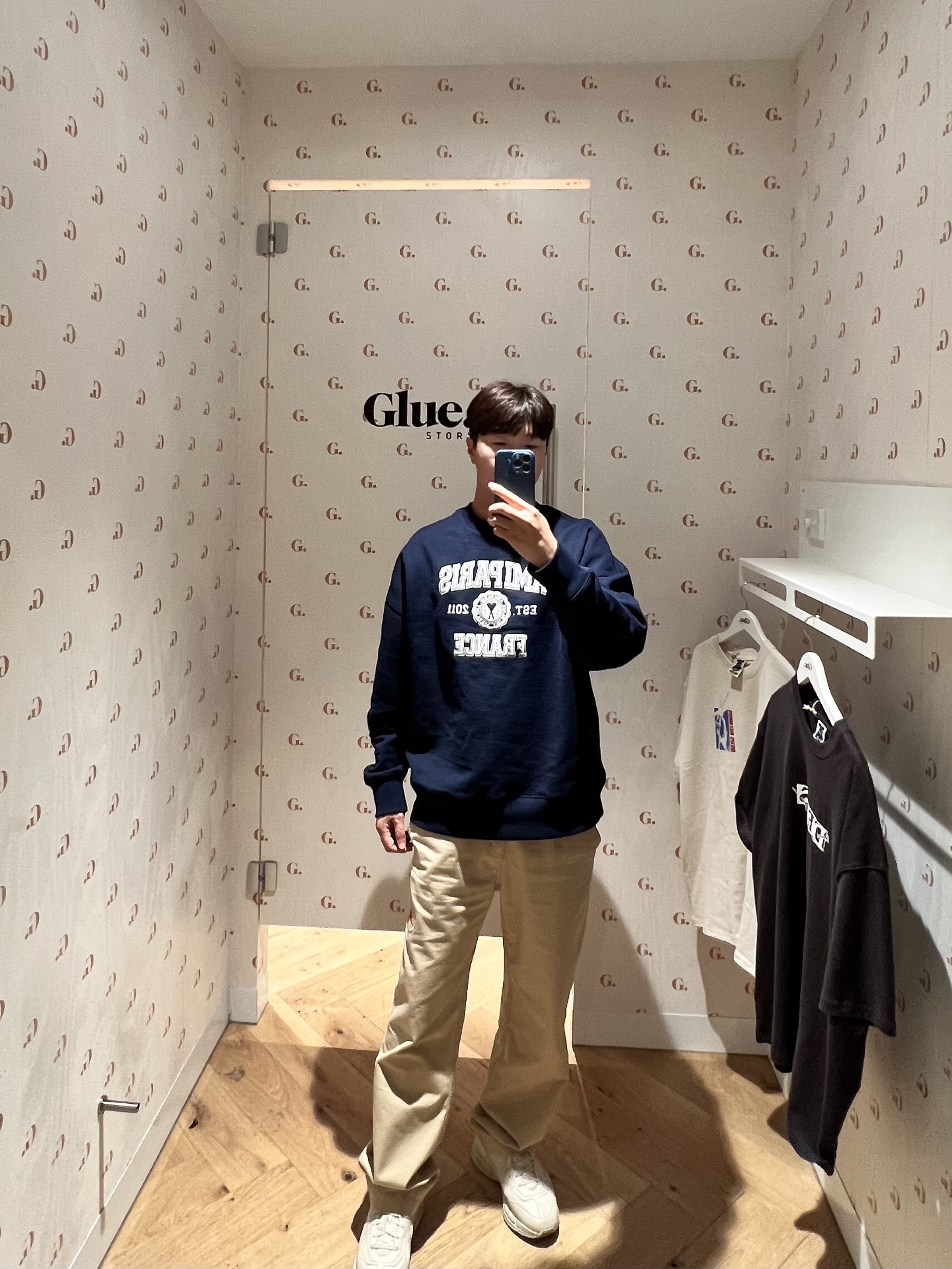 Ami Paris France Crewneck Sweatshirt Nautic Blue, Jordan x Travis Scott Canvas Pants - Asia 착용 스타일