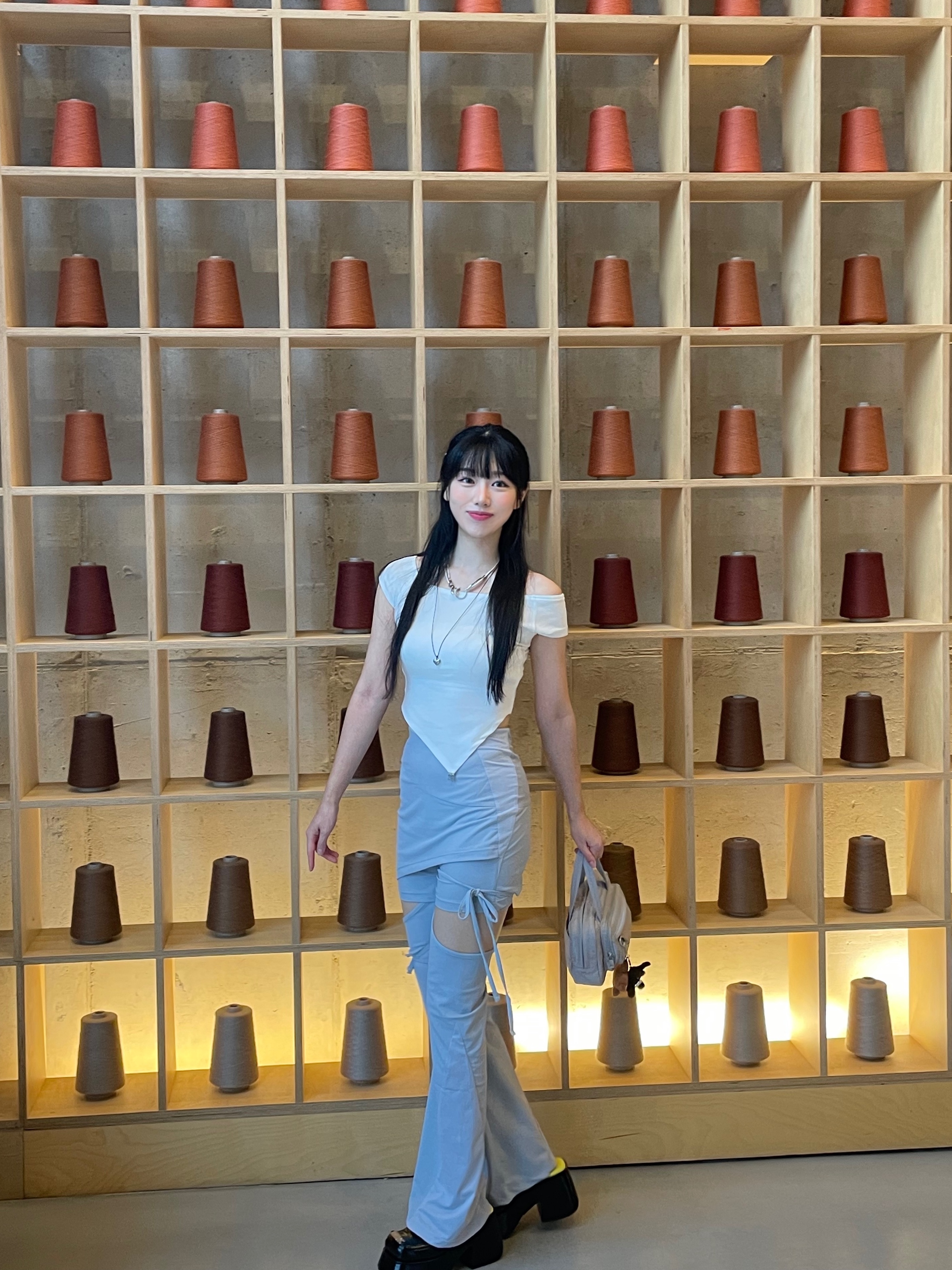 (W) Glowny Valen V-Cut T-Shirt Black, (W) Prada Metal Hair Clips Light Blue 착용 스타일 - 3