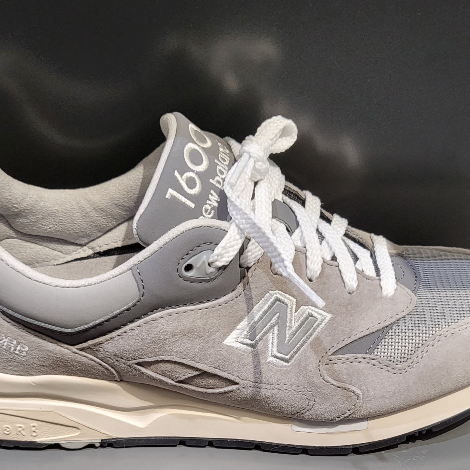 New Balance 1600 Gray 착용 스타일