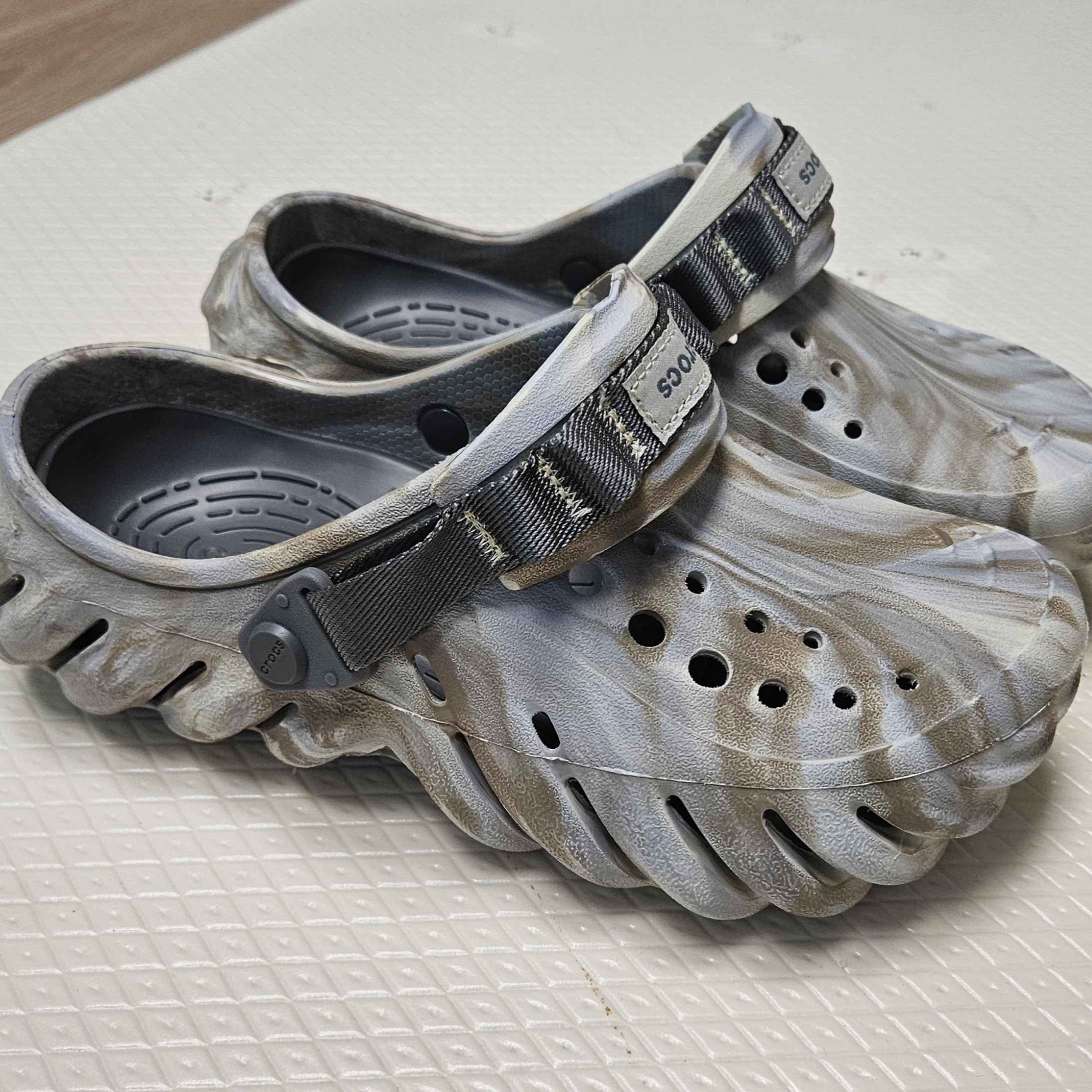 Crocs Echo Marbled Clog Bone Multi 착용 스타일