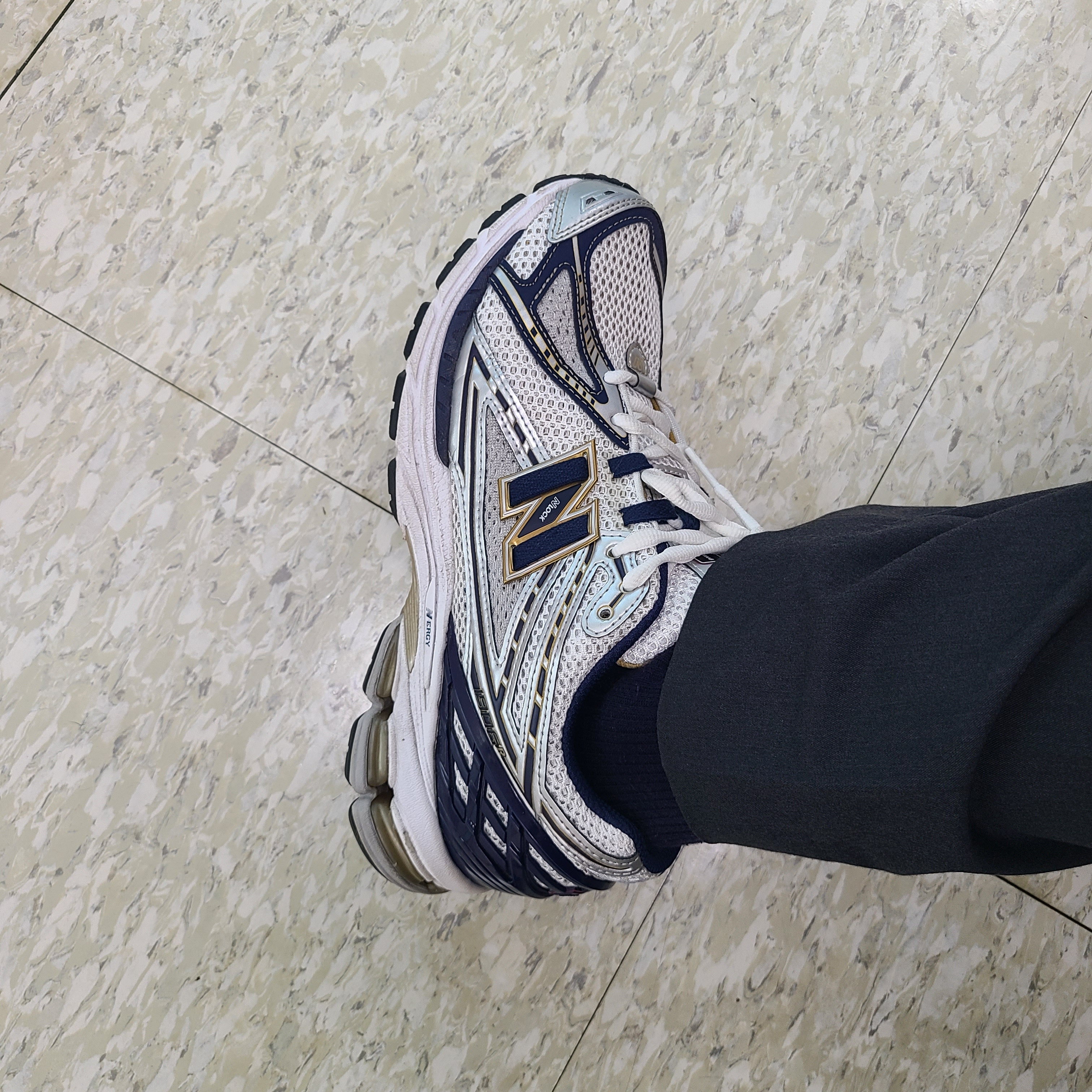 New Balance 1906R White Navy Gold 착용 스타일 - 5