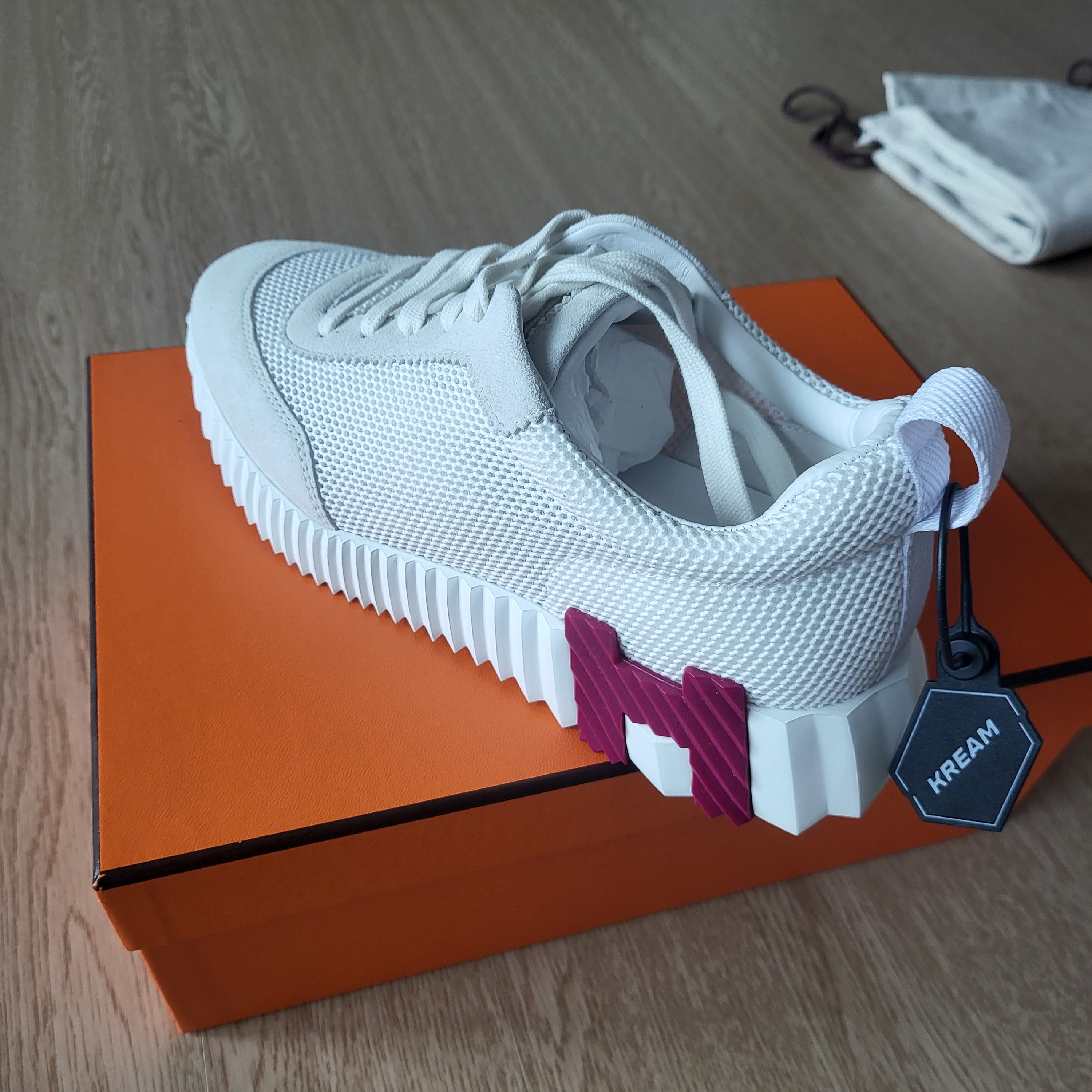(W) Hermes Bouncing Sneakers Mesh Suede Goatskin & Blanc 착용 스타일 - 1