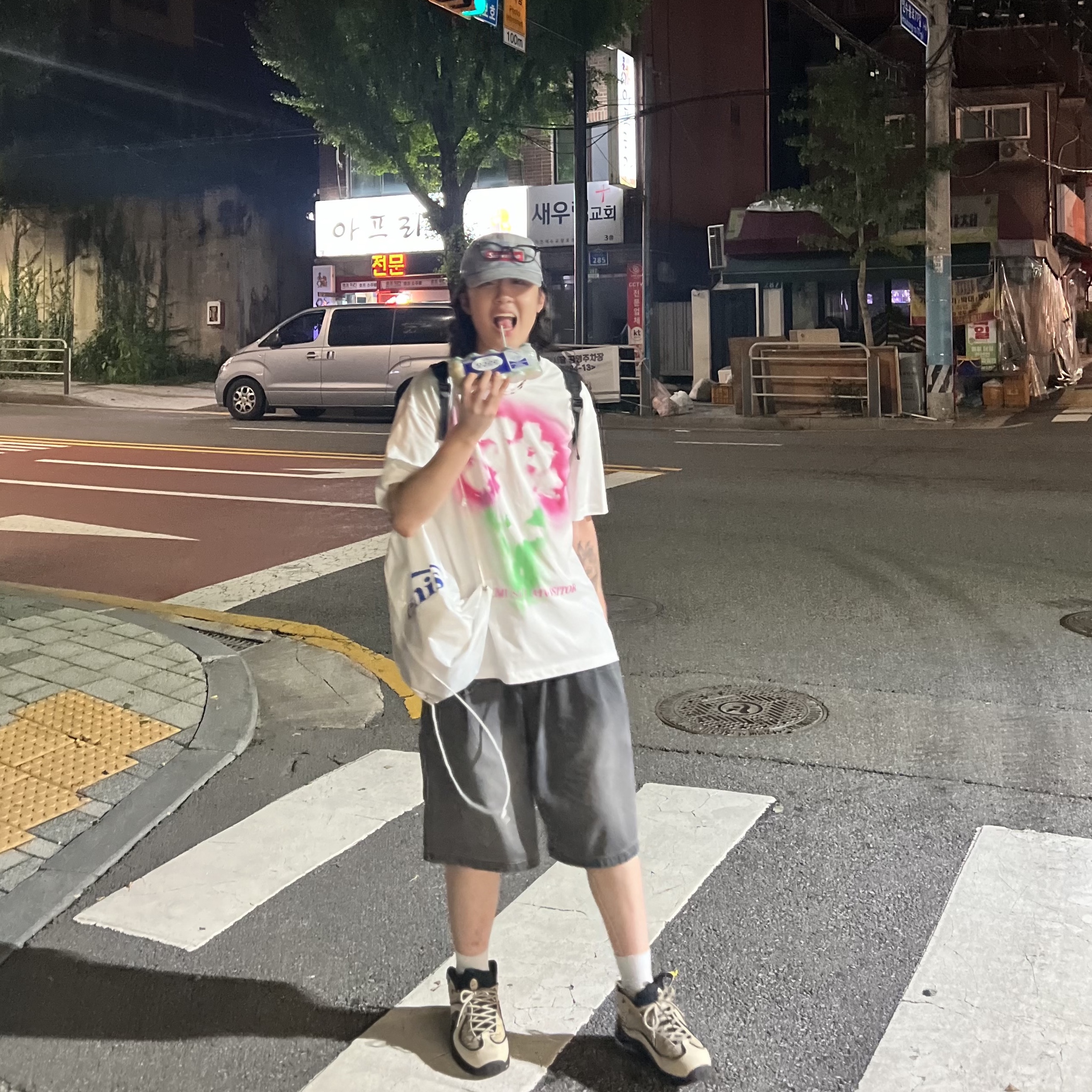 The Museum Visitor Rose Spray Printed T-Shirts White, Nike x Stussy Air Penny II Rattan and Limestone 착용 스타일