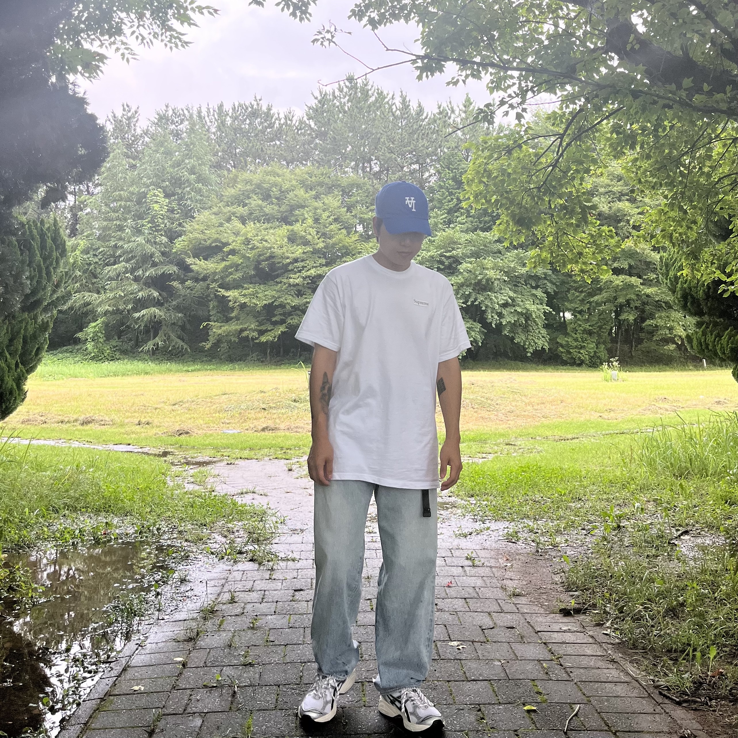 Comoli 5P Denim Pants Bleach - 23SS, Asics x JJJJound Gel-Kayano 14 Silver Black 착용 스타일 - 1